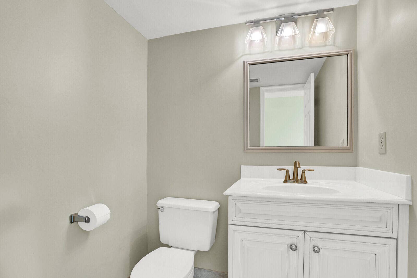 215 Oak Harbour Drive, Juno Beach, FL 33408 Half Bath