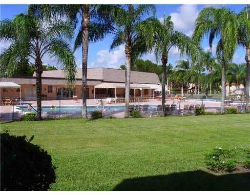 5 Abbey Lane, #104, Delray Beach, FL 33446 pool