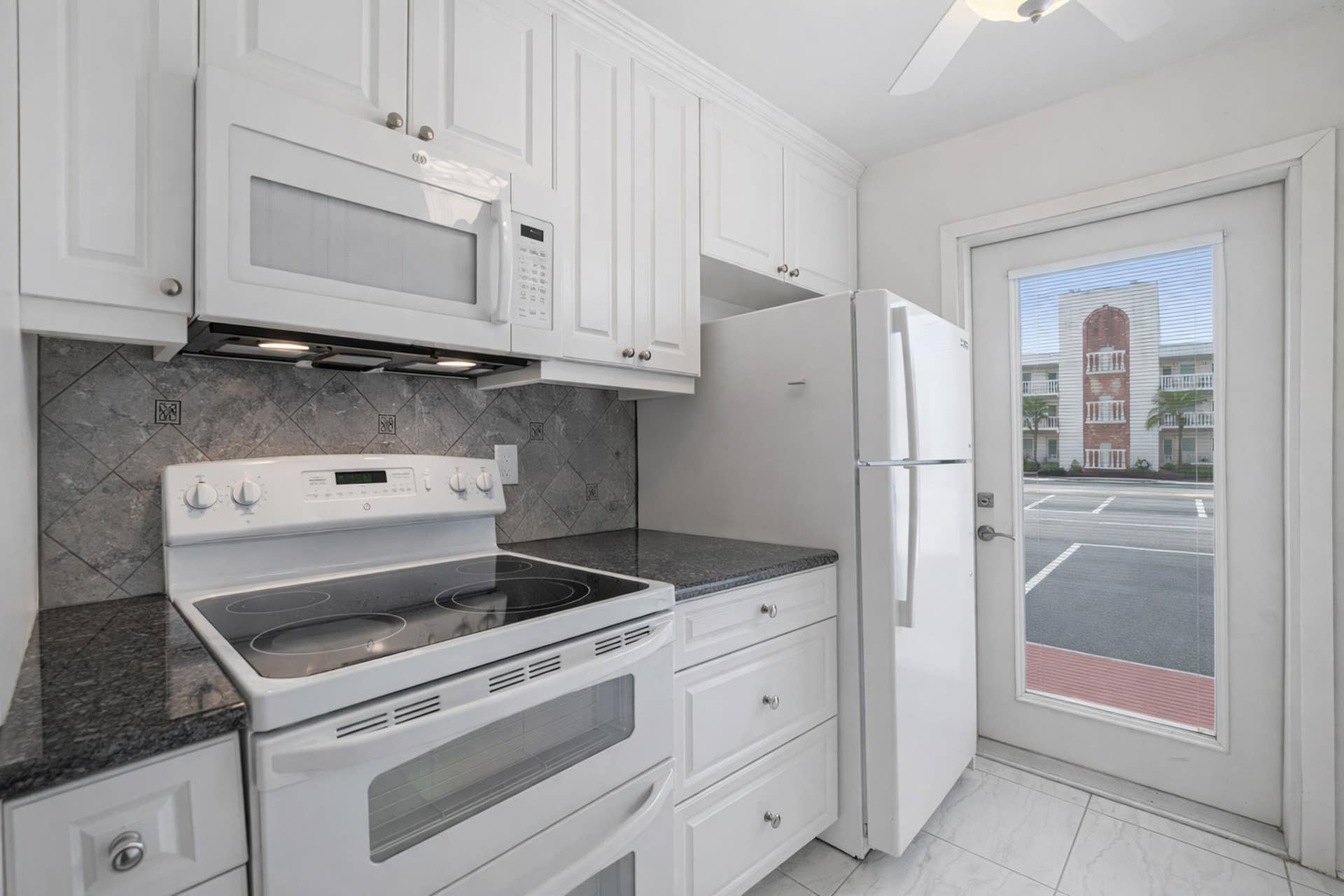 130 Doolen Court, #108, North Palm Beach, FL 33408 Kitchen