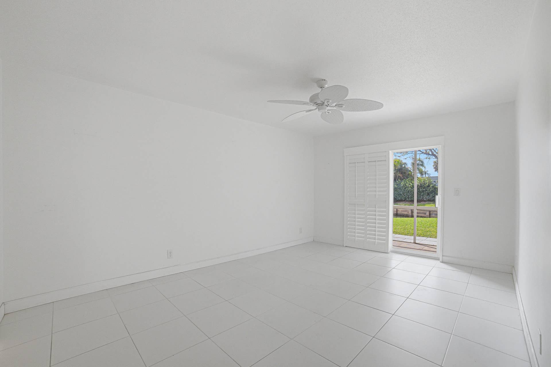 130 Doolen Court, #108, North Palm Beach, FL 33408 Master Bedroom w/patio slider