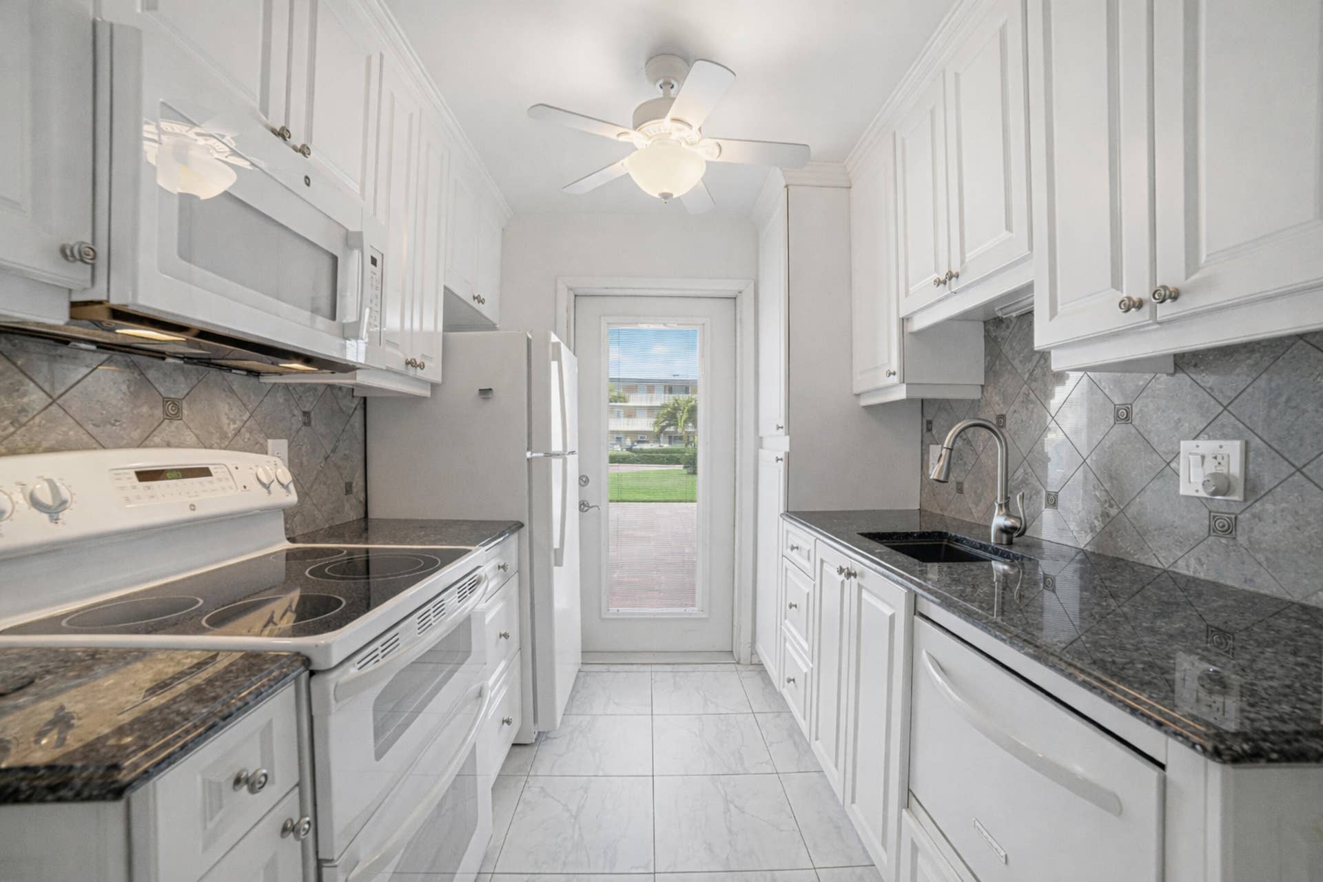 130 Doolen Court, #108, North Palm Beach, FL 33408 Kitchen