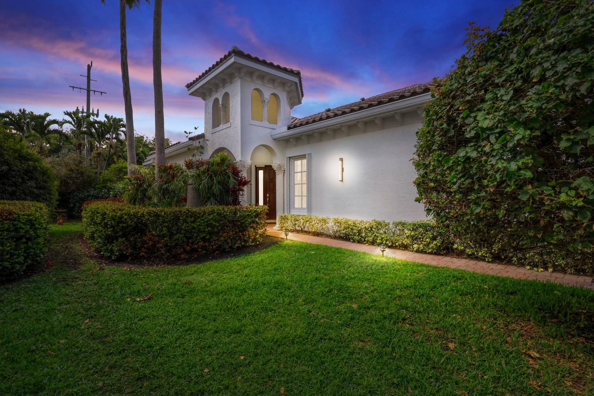 104 Renaissance Drive, North Palm Beach, FL 33410 Sunsets fill western sky are enjoyed poolside