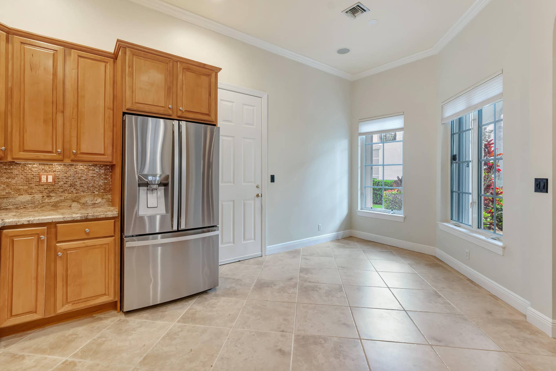104 Renaissance Drive, North Palm Beach, FL 33410 Eat in area off kitchen