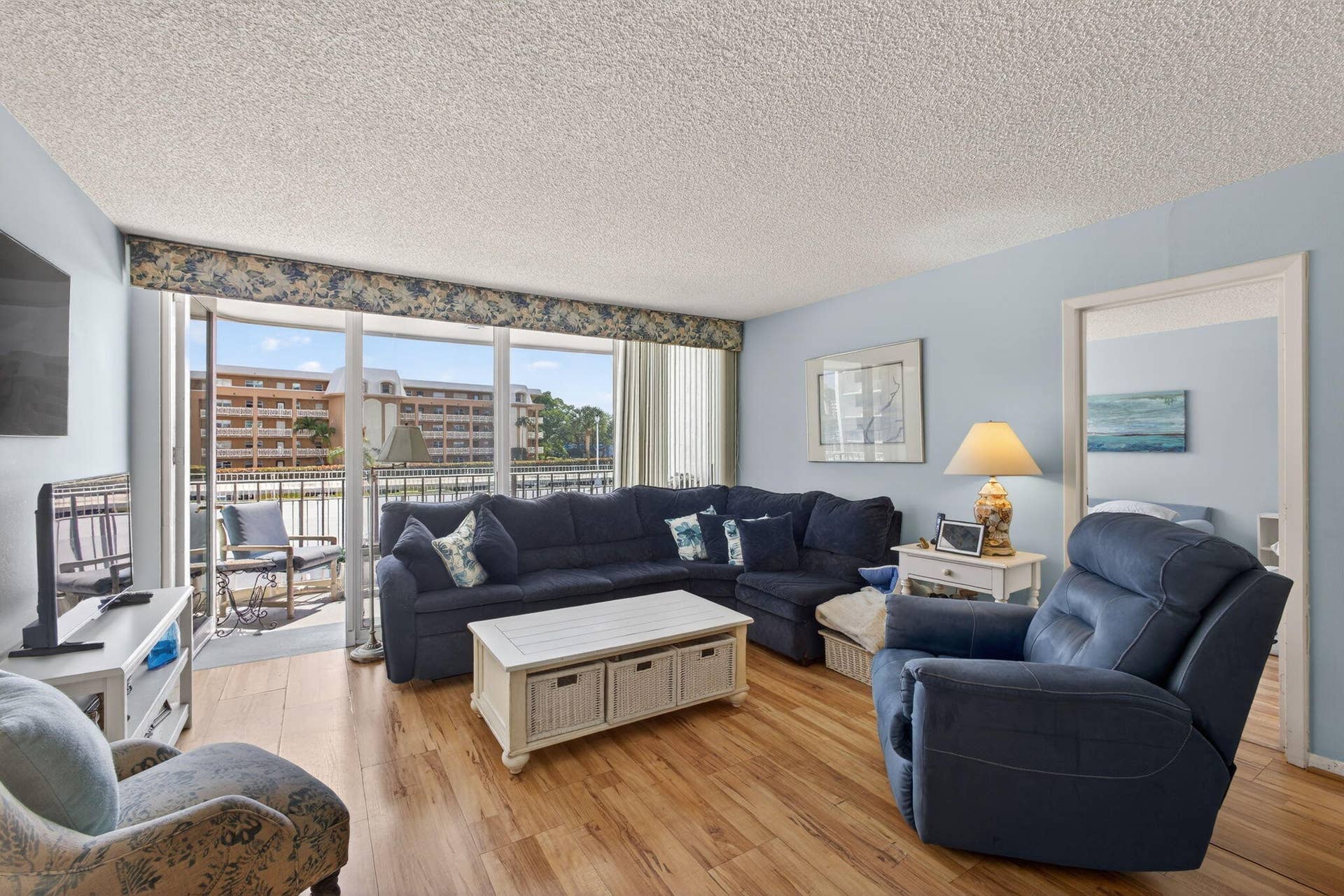 336 Golfview Road, #207, North Palm Beach, FL 33408 Living room