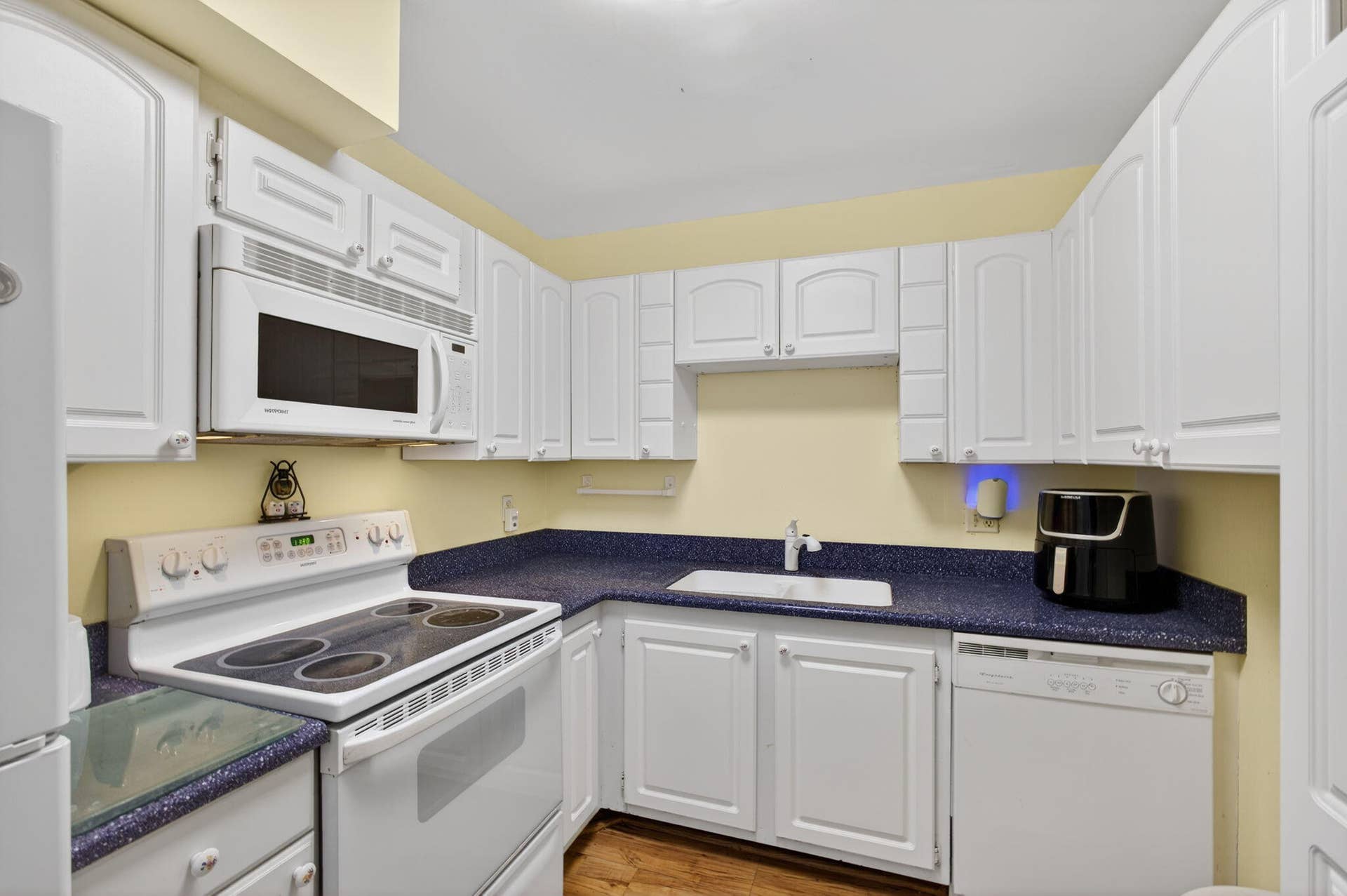 336 Golfview Road, #207, North Palm Beach, FL 33408 Kitchen