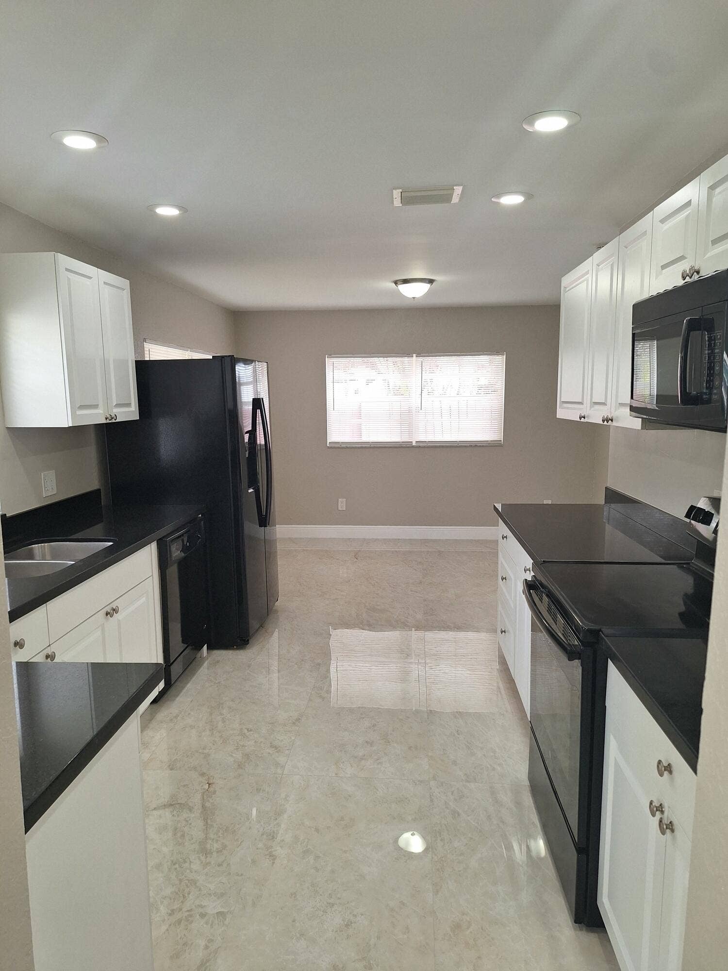 06) Kitchen & Breakfast nook area