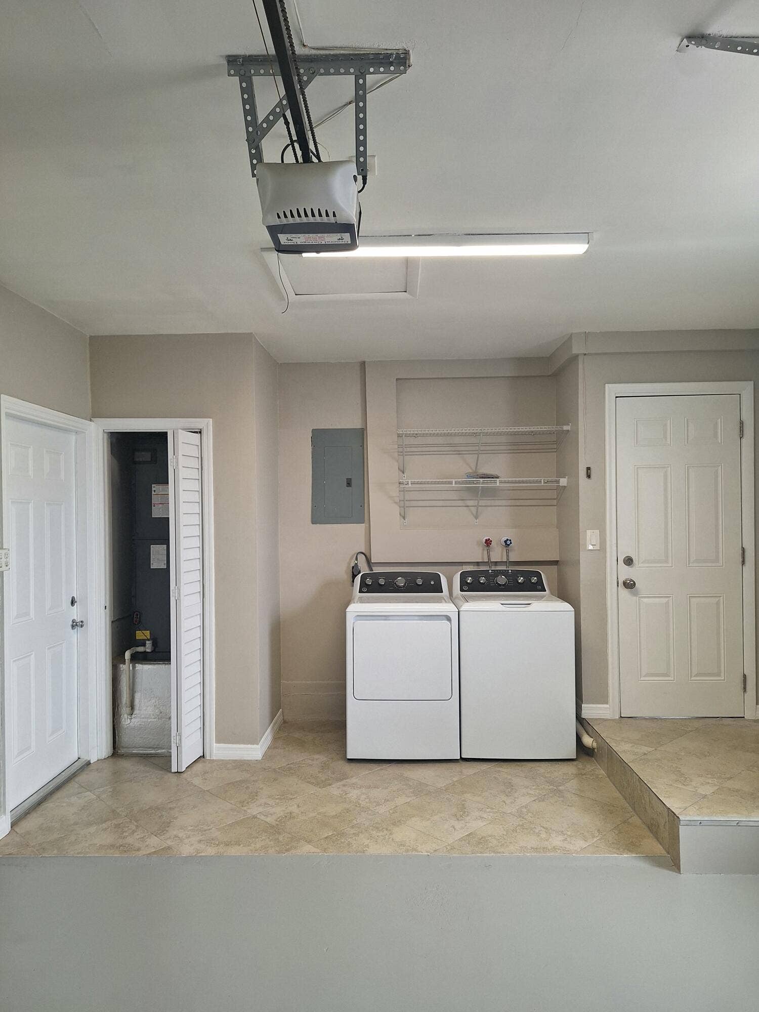 20) Garage Laundry, New washer & Dryer,