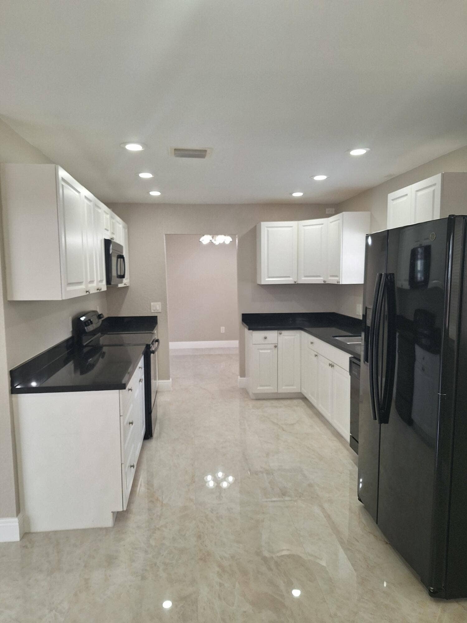 07) Breakfast nook & Kitchen