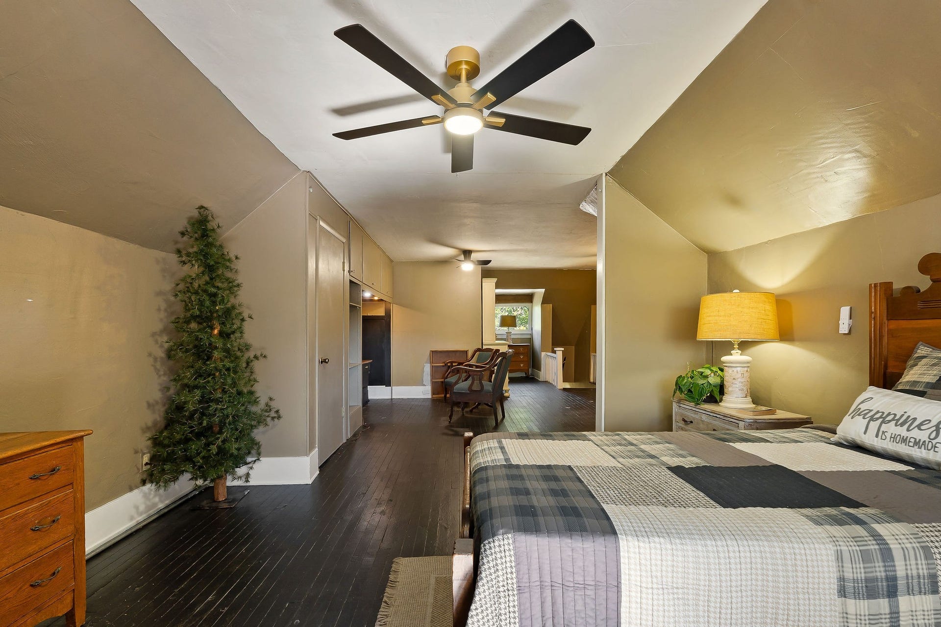215 W Sparta St, McMinnville, TN 37110 215 W Sparta St, McMinnville, TN 37110