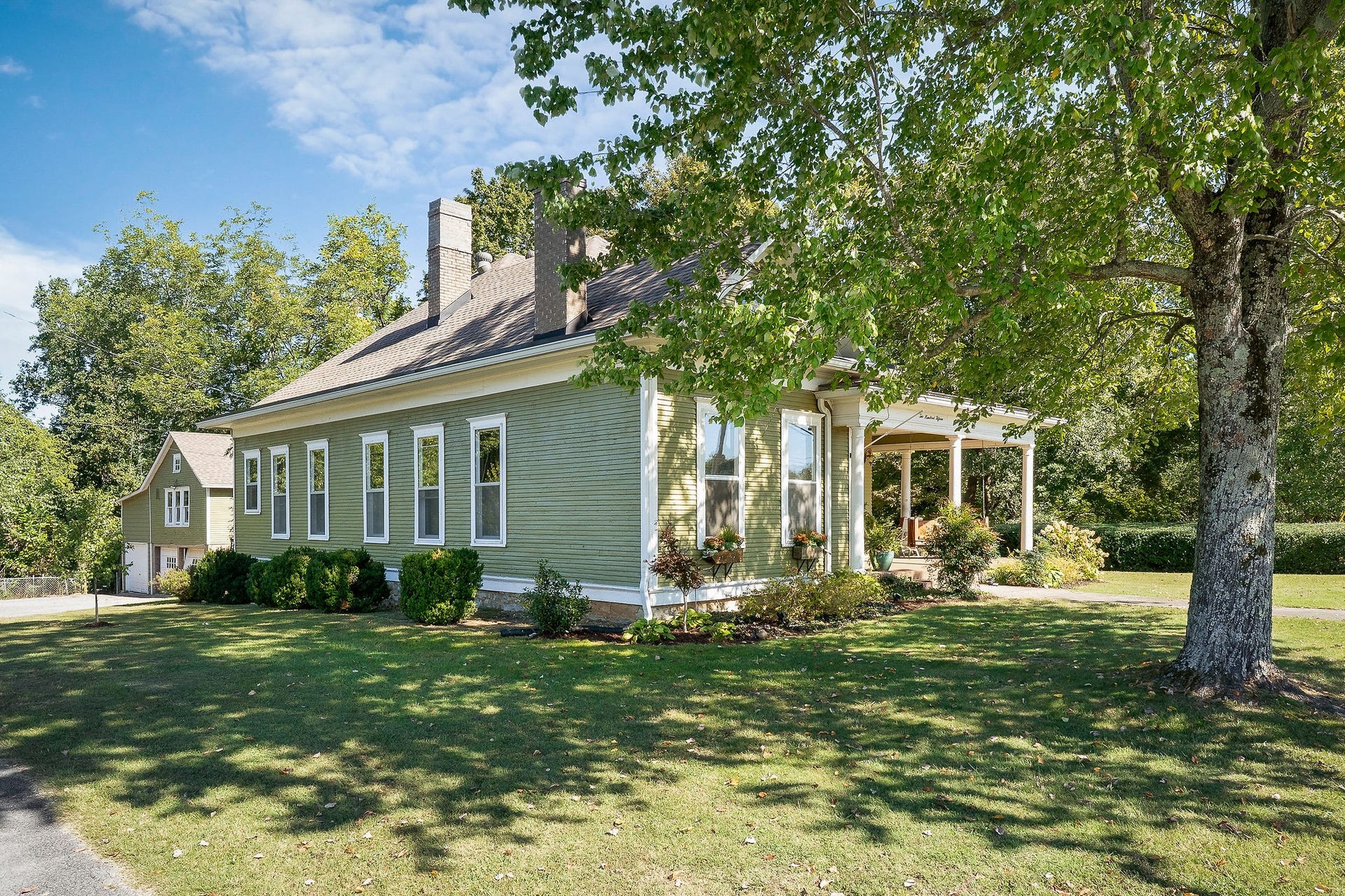 215 W Sparta St, McMinnville, TN 37110 215 W Sparta St, McMinnville, TN 37110