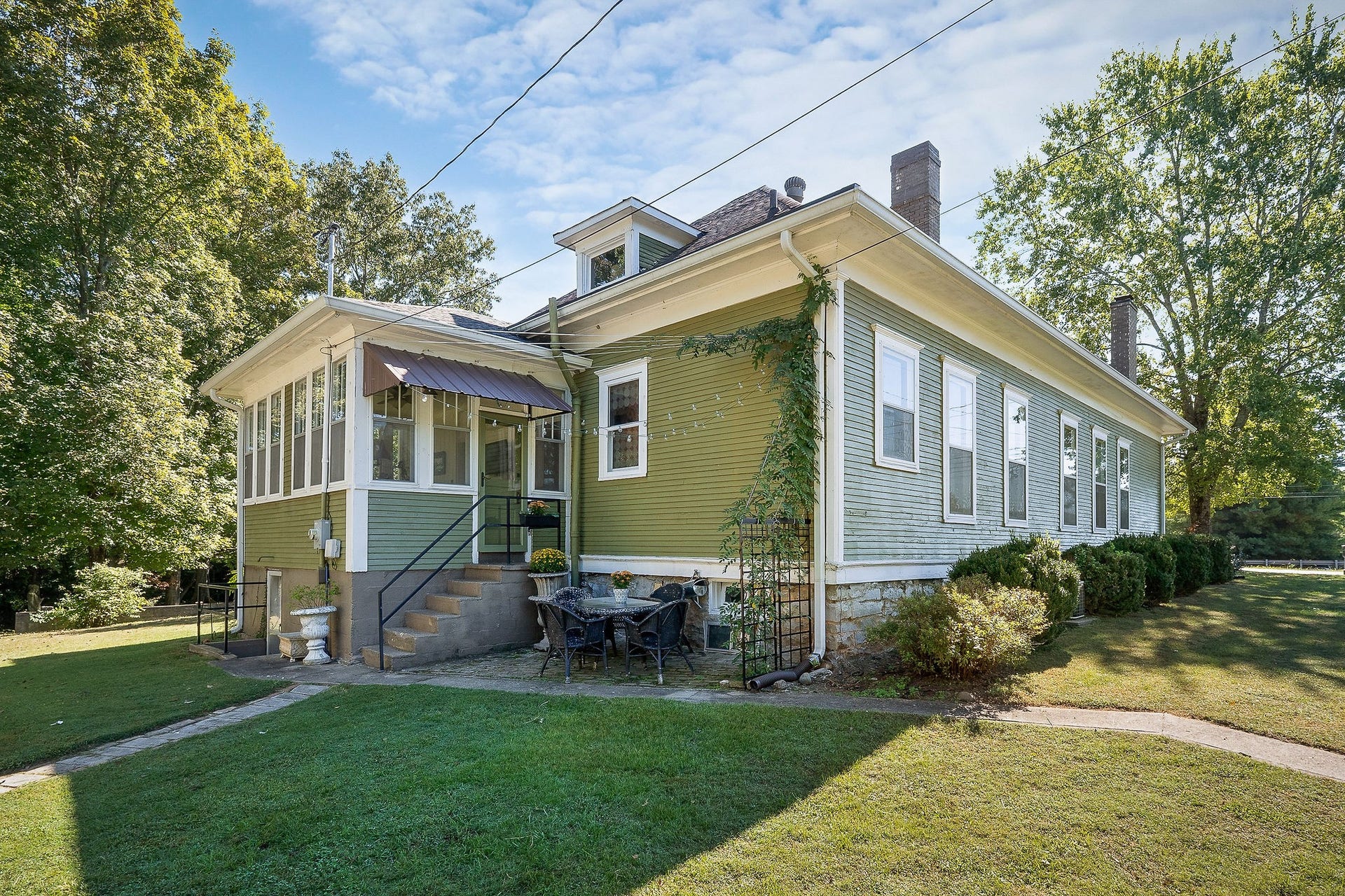 215 W Sparta St, McMinnville, TN 37110 215 W Sparta St, McMinnville, TN 37110