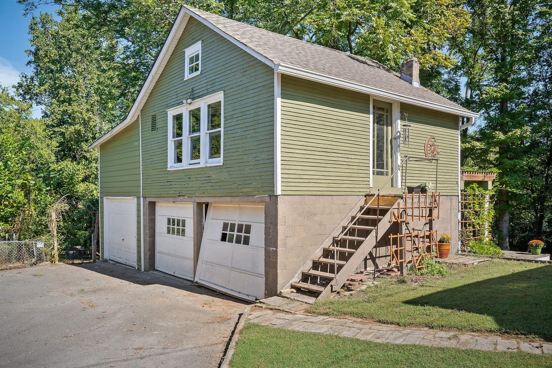 215 W Sparta St, McMinnville, TN 37110 215 W Sparta St, McMinnville, TN 37110