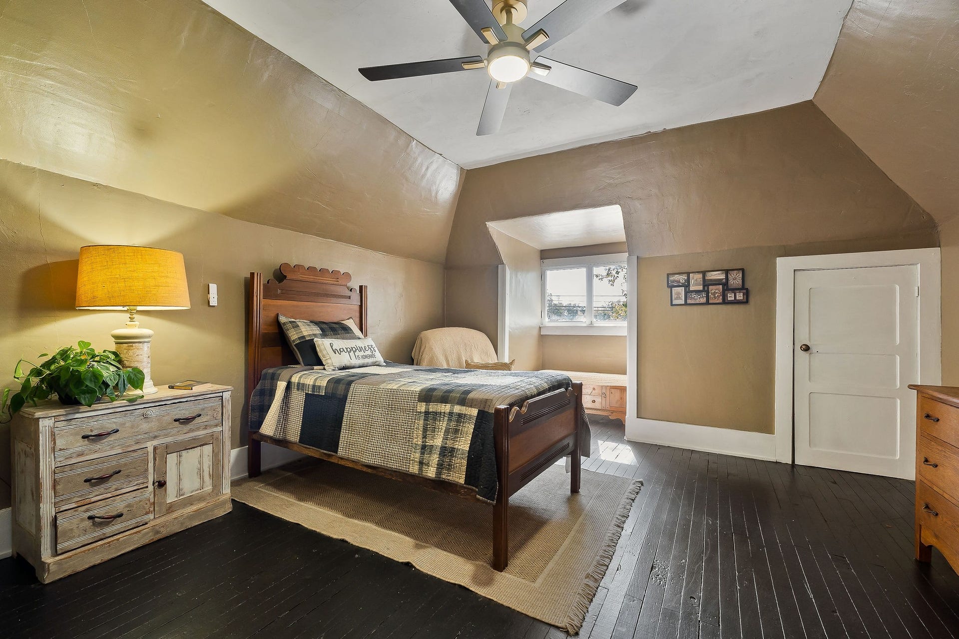 215 W Sparta St, McMinnville, TN 37110 215 W Sparta St, McMinnville, TN 37110