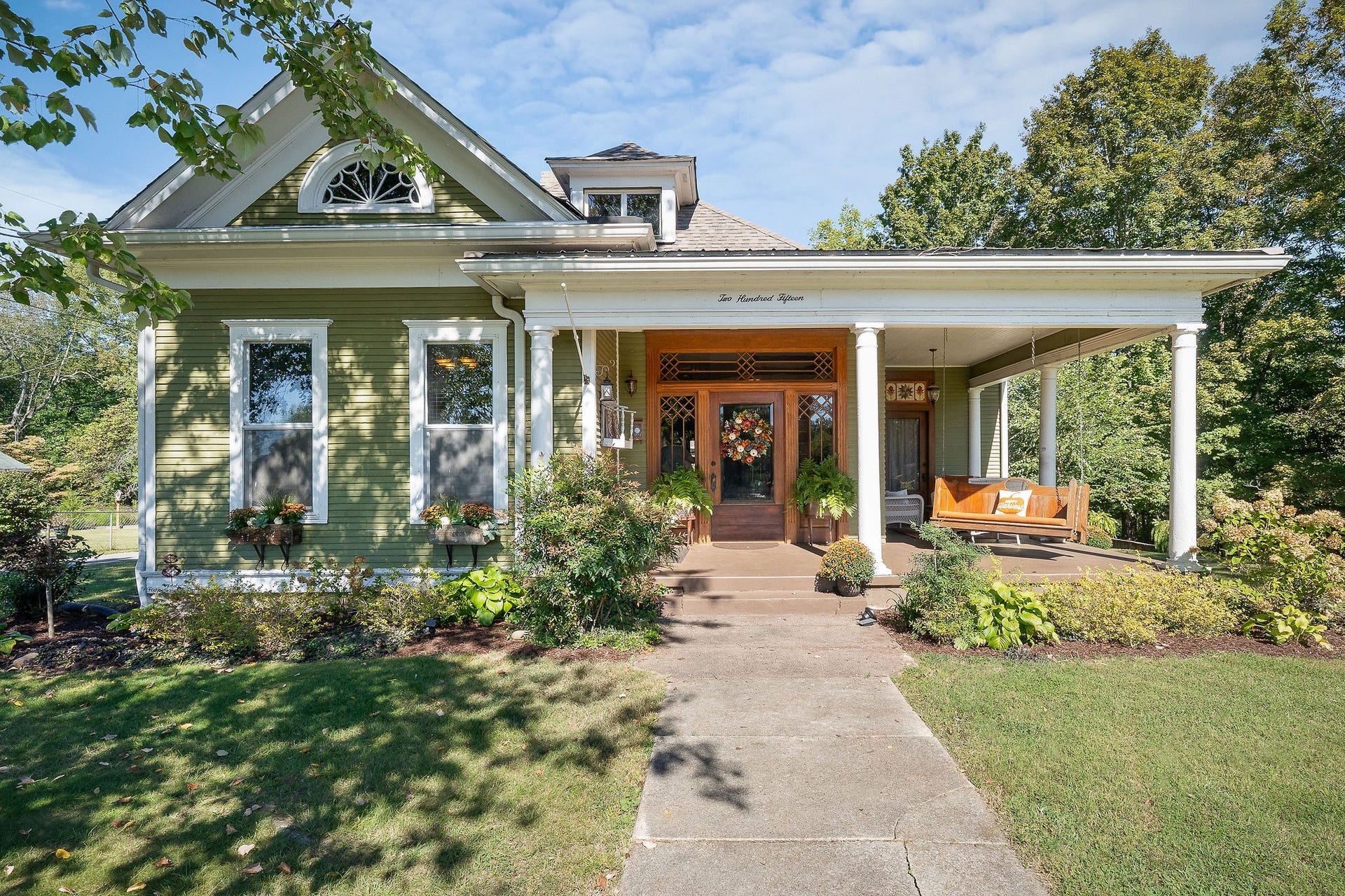 215 W Sparta St, McMinnville, TN 37110 215 W Sparta St, McMinnville, TN 37110
