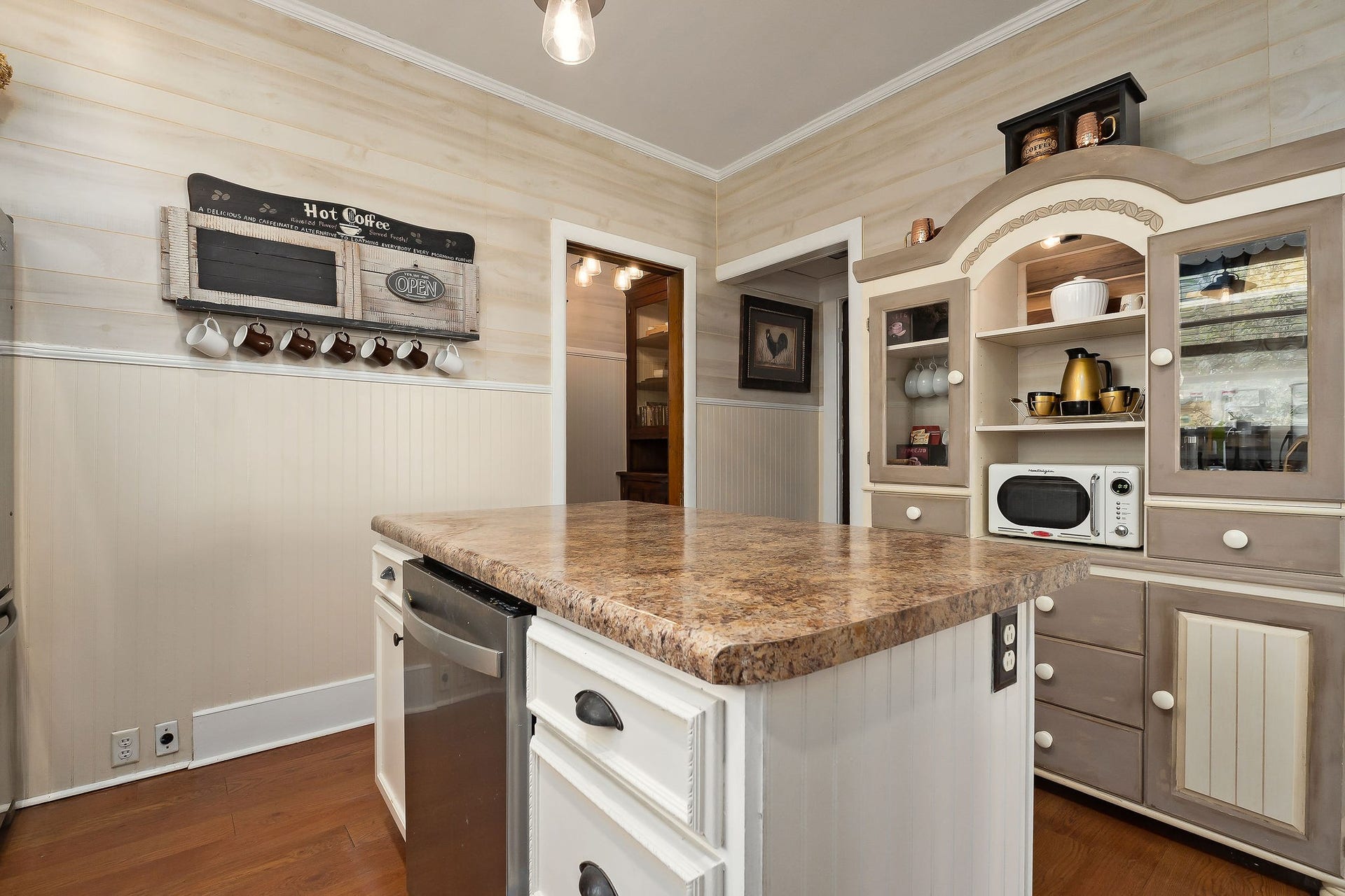 215 W Sparta St, McMinnville, TN 37110 215 W Sparta St, McMinnville, TN 37110