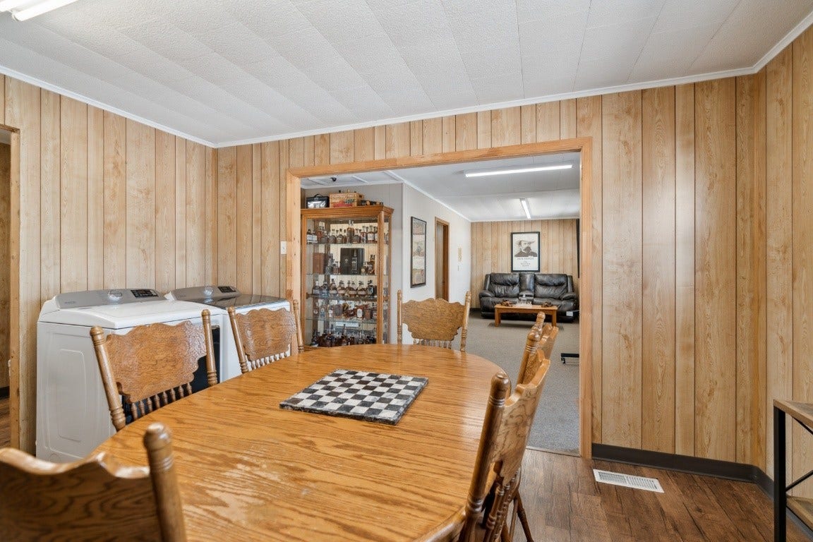3124 Highway 231 North N, Shelbyville, TN 37160 Guest House Kitchen and Living Room