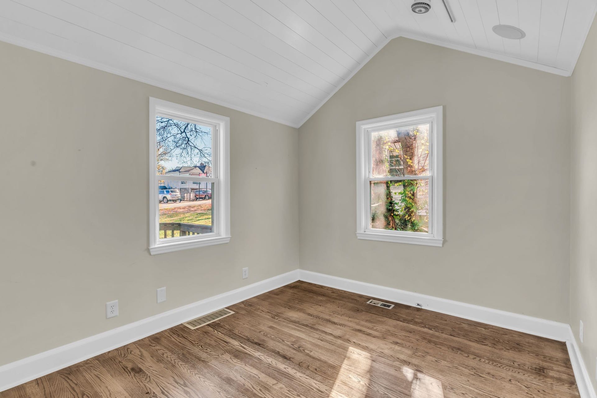 633 W Iris Dr, Nashville, TN 37204 633 W Iris Dr, Nashville, TN 37204