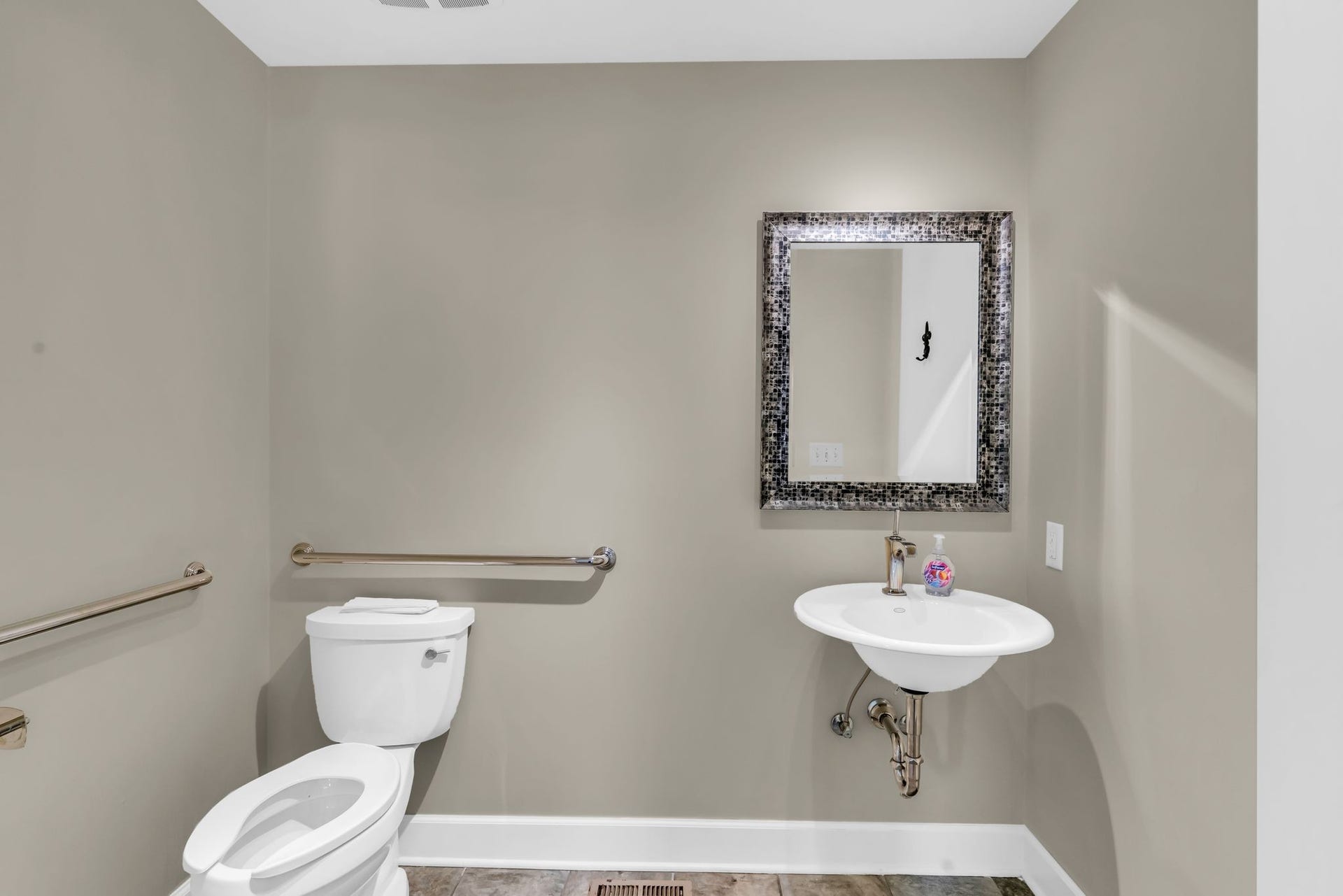 633 W Iris Dr, Nashville, TN 37204 633 W Iris Dr, Nashville, TN 37204