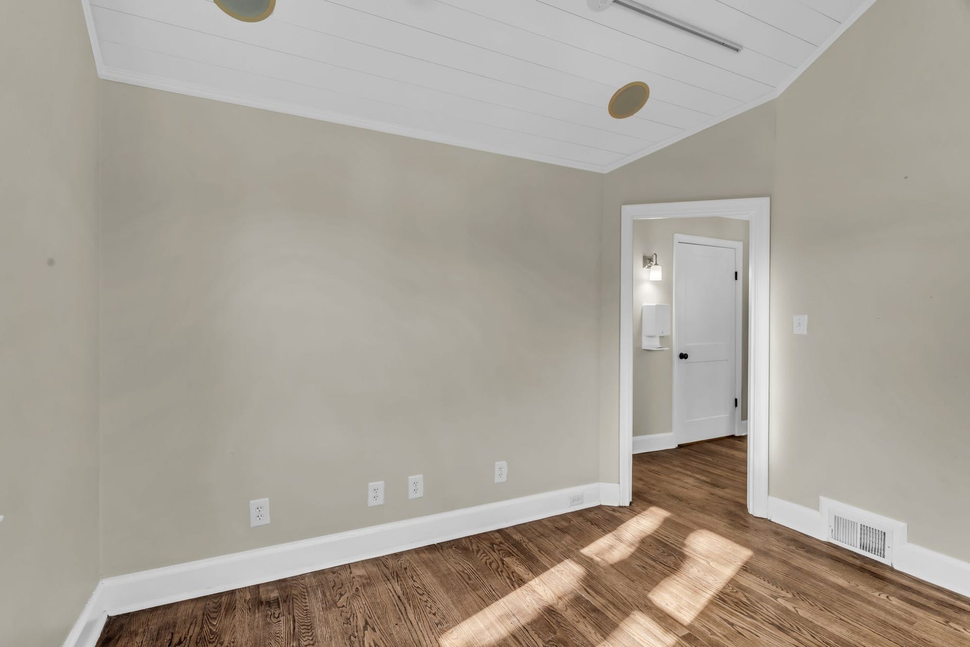 633 W Iris Dr, Nashville, TN 37204 633 W Iris Dr, Nashville, TN 37204