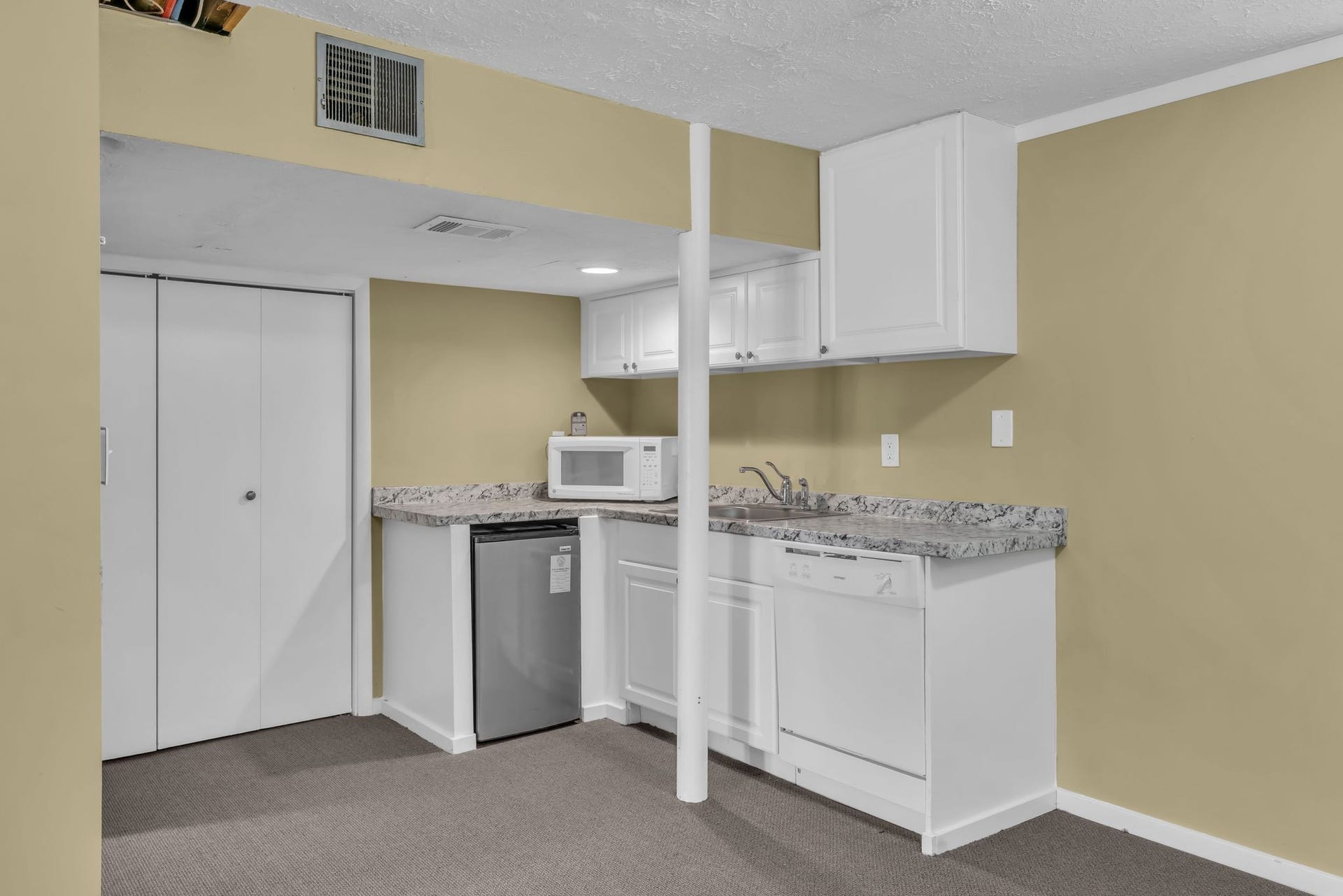 633 W Iris Dr, Nashville, TN 37204 633 W Iris Dr, Nashville, TN 37204