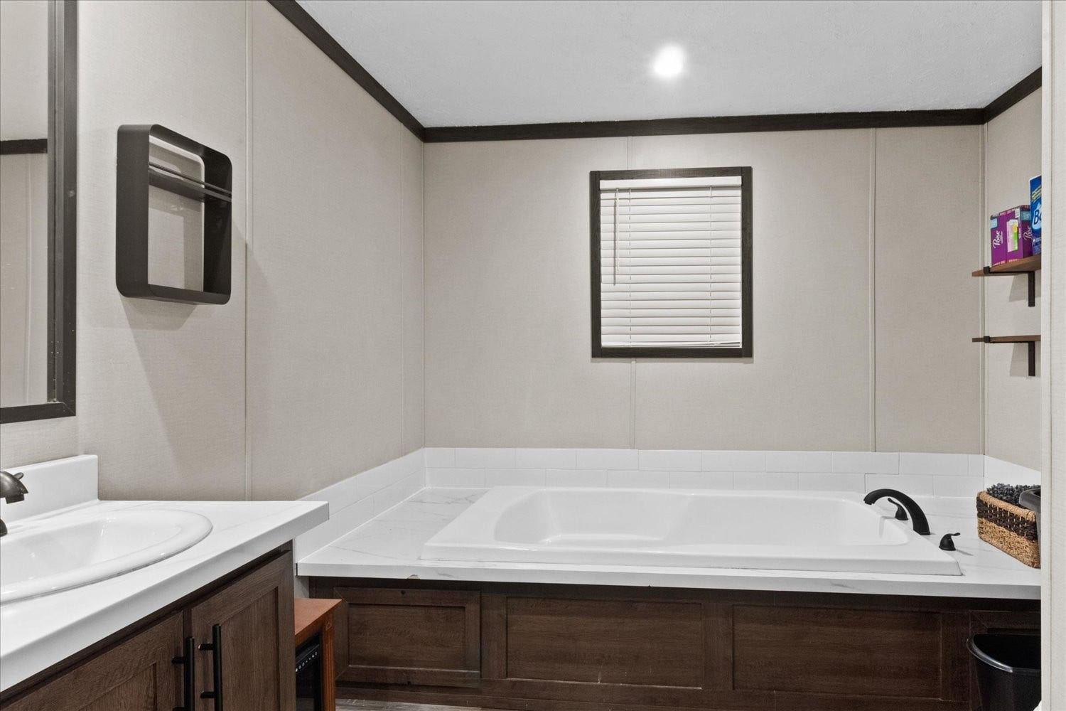 1416 S High St, Columbia, TN 38401 Large tub, separate shower