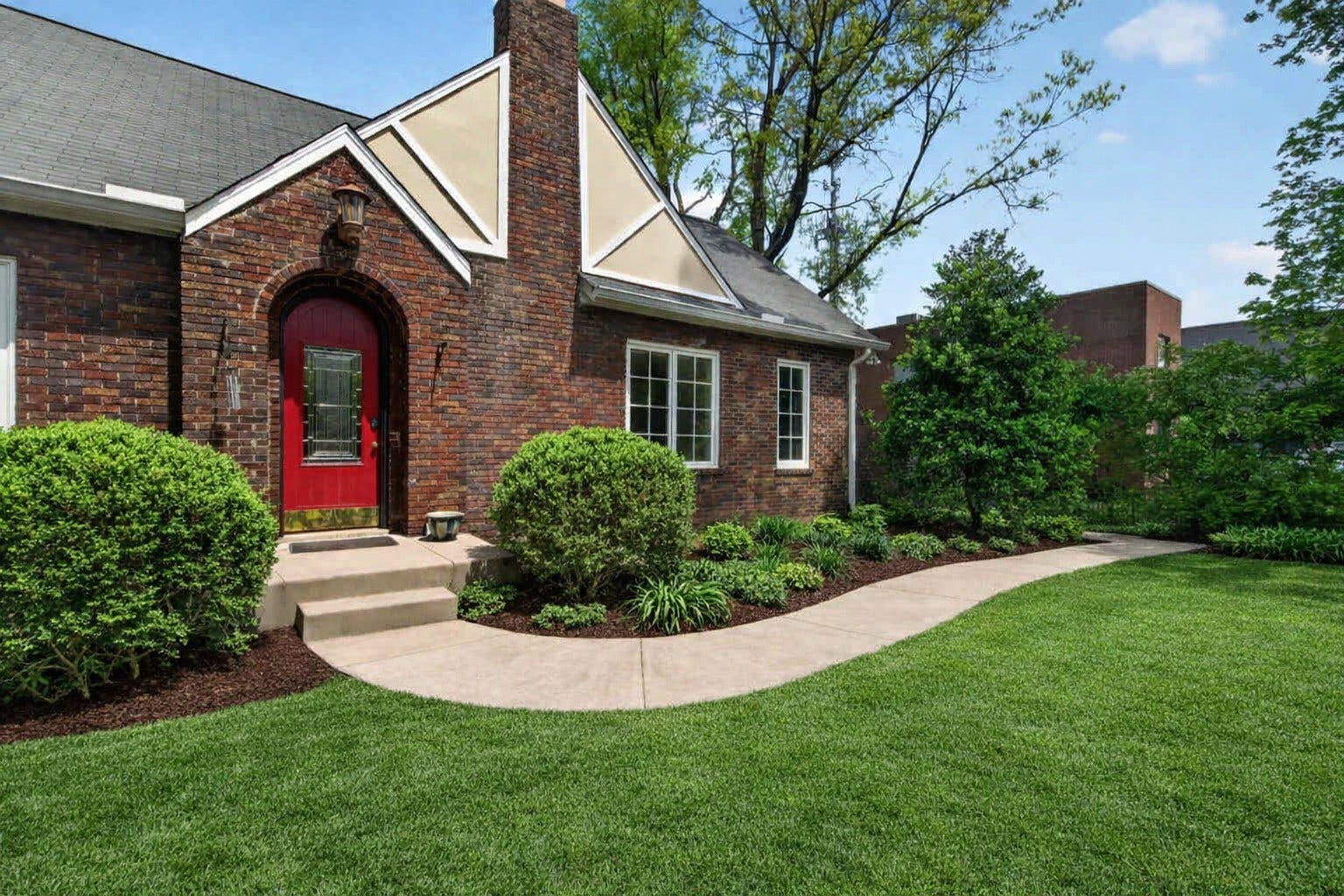 2110 Westwood Ave, Nashville, TN 37212 Virtually landscaped lawn