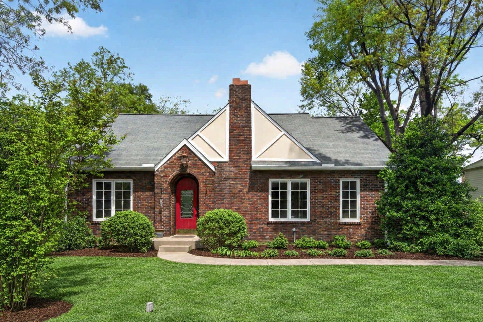 2110 Westwood Ave, Nashville, TN 37212 Virtually landscaped lawn