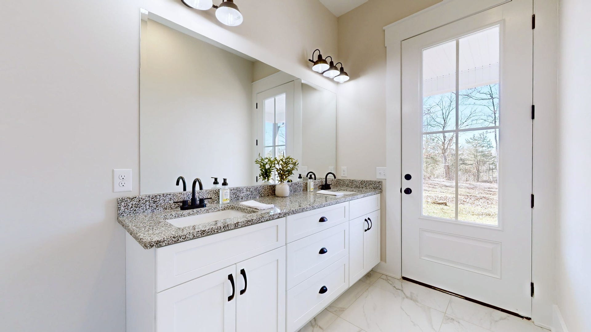 579 Lower Halls Mill Rd, Shelbyville, TN 37160 The primary bathroom also provides a private access to the covered patio.