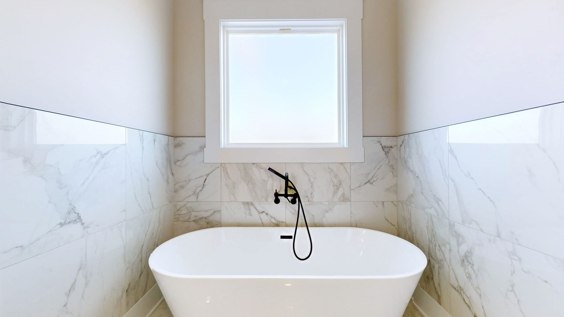579 Lower Halls Mill Rd, Shelbyville, TN 37160 The large soaking tub with tile surround.