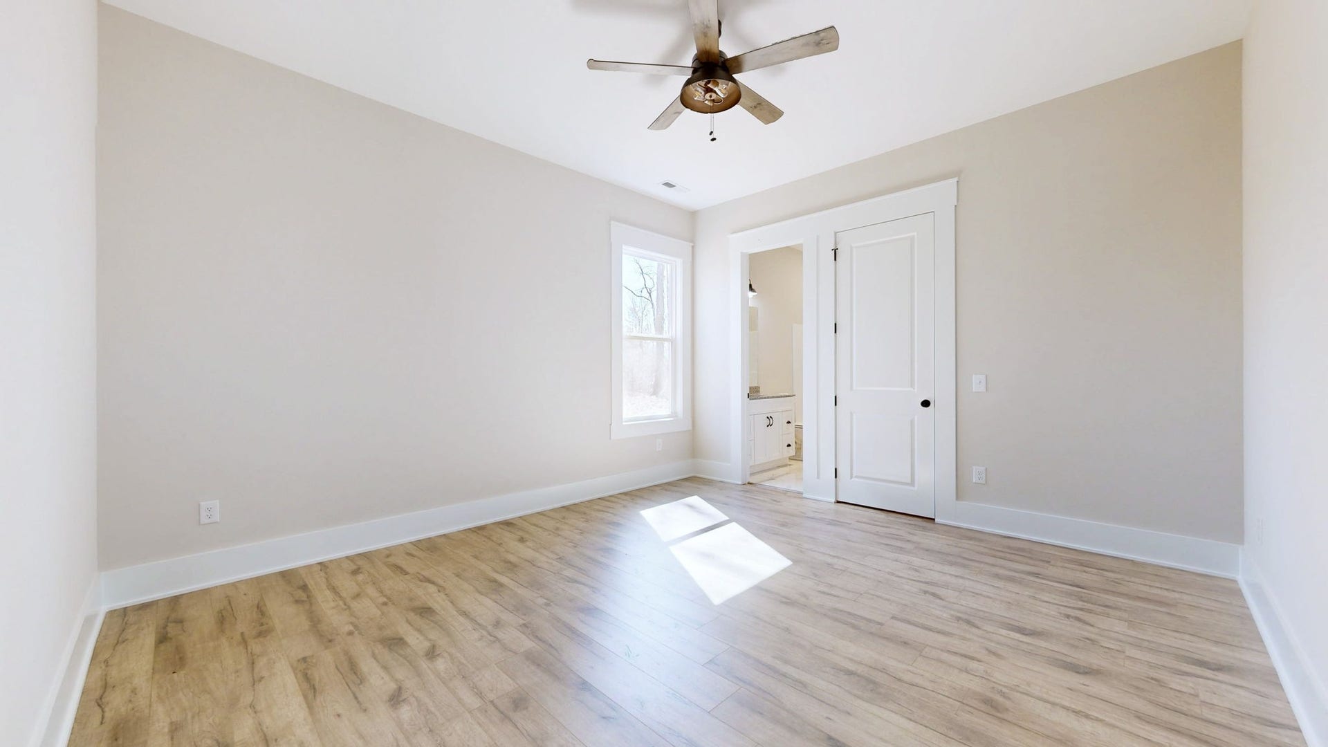 579 Lower Halls Mill Rd, Shelbyville, TN 37160 Bedroom 3, with full bathroom ensuite.