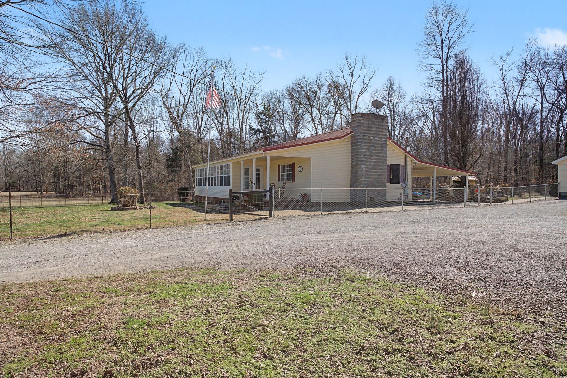 1545 Irwin Rd, Lewisburg, TN 37091 Side view of house showing front porch and driveway area