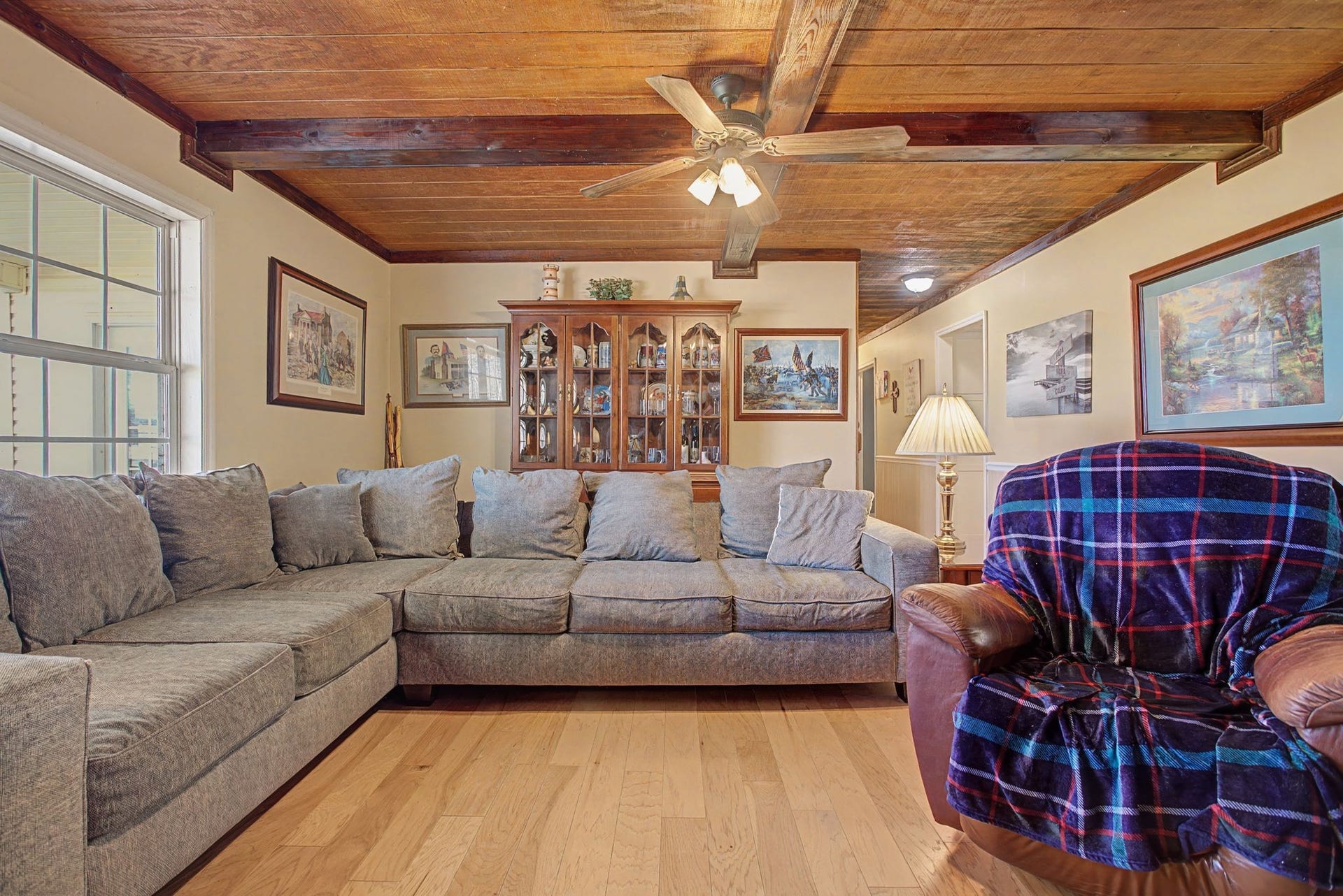 1545 Irwin Rd, Lewisburg, TN 37091 Spacious family room with wood coffered ceiling, ceiling fan and hardwood flooring
