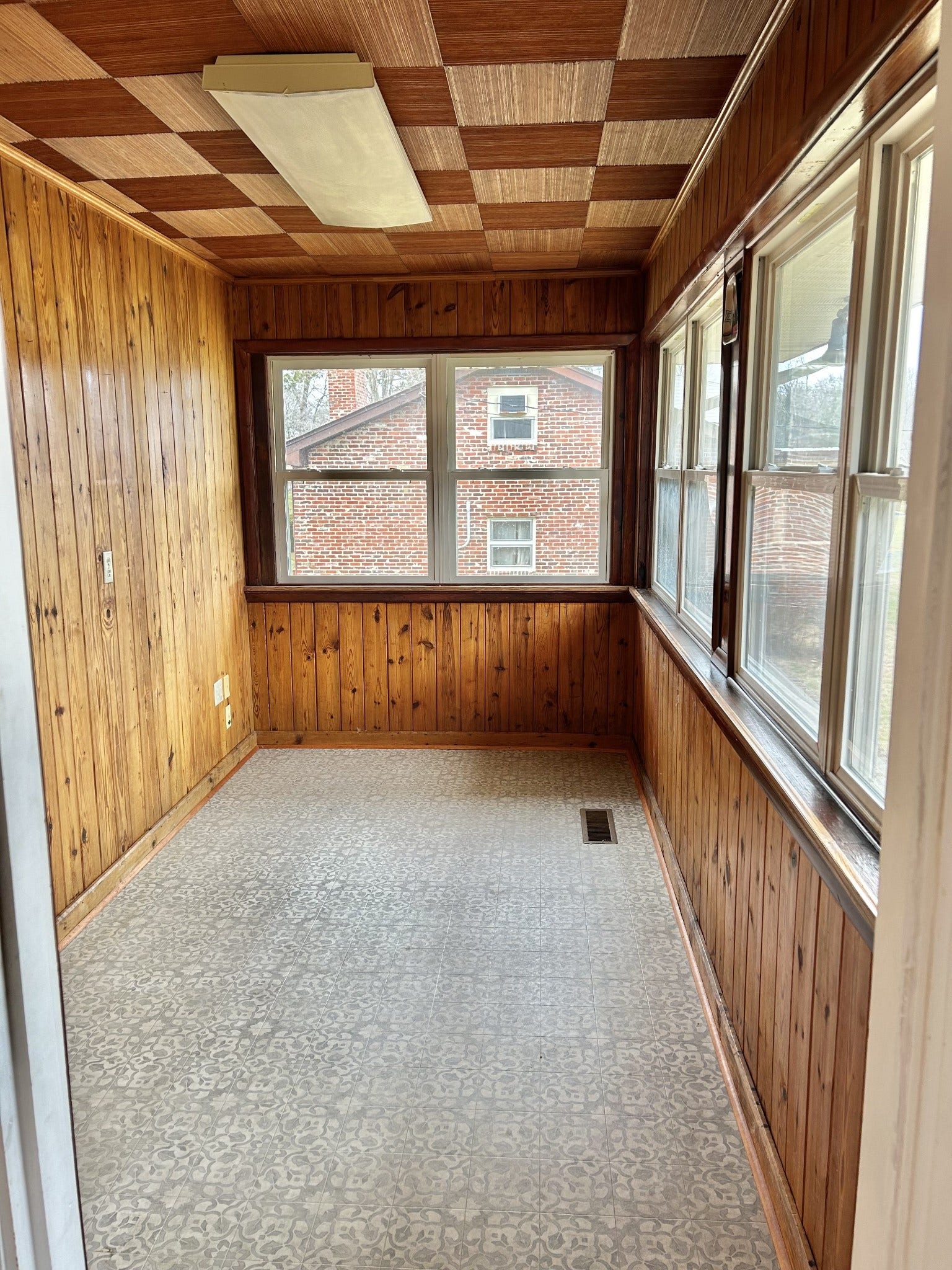 1301 Sycamore Dr, Manchester, TN 37355 This is the sunroom just off the living room!