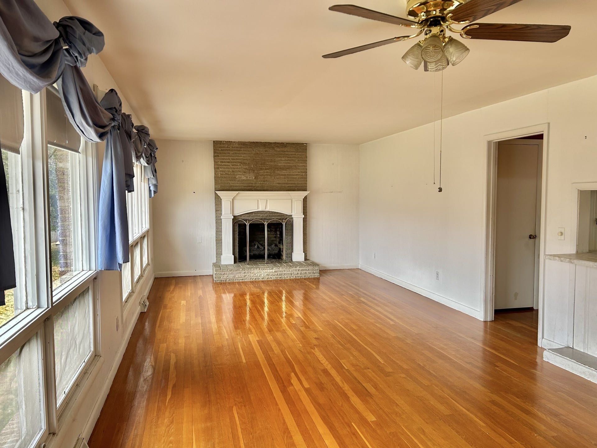 1301 Sycamore Dr, Manchester, TN 37355 Beautiful Large living room with hardwood floors, tons of large windows to view the river, and a gas fireplace!!