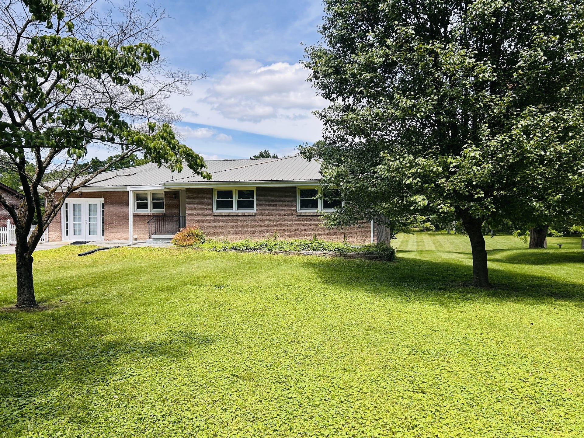 1301 Sycamore Dr, Manchester, TN 37355 1301 Sycamore Dr, Manchester, TN 37355