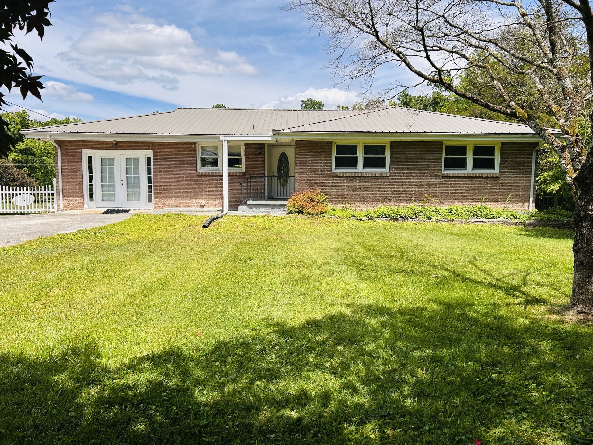 1301 Sycamore Dr, Manchester, TN 37355 1301 Sycamore Dr, Manchester, TN 37355