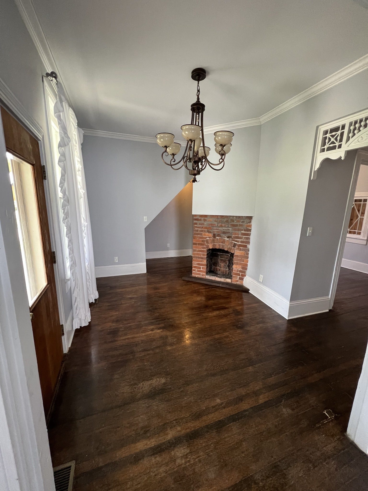 201 Pleasant St, Mount Pleasant, TN 38474 Foyer