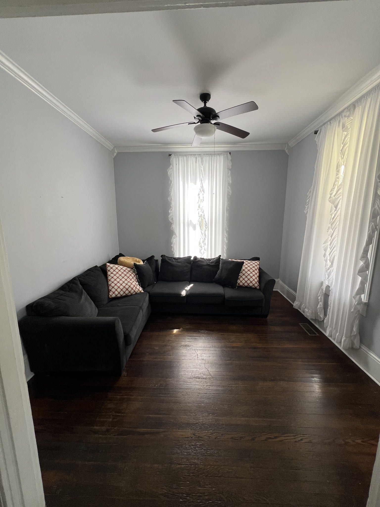 201 Pleasant St, Mount Pleasant, TN 38474 Main Floor Living Room