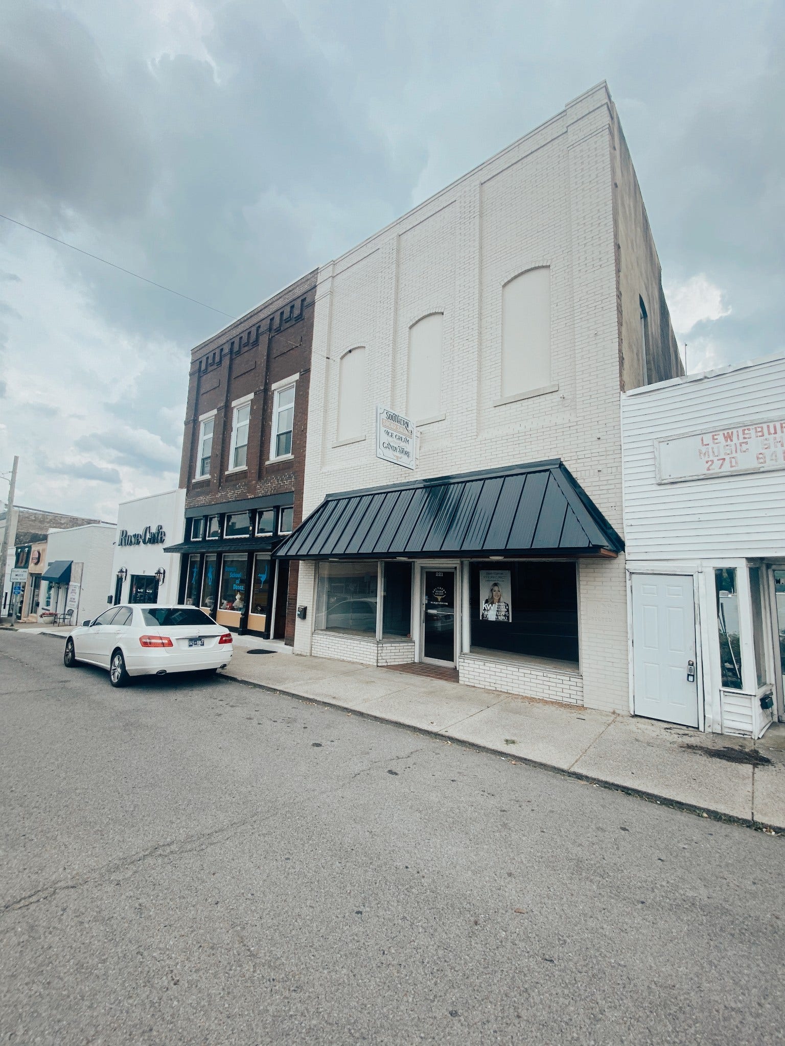 221 W Commerce St, Lewisburg, TN 37091 221 W Commerce St, Lewisburg, TN 37091