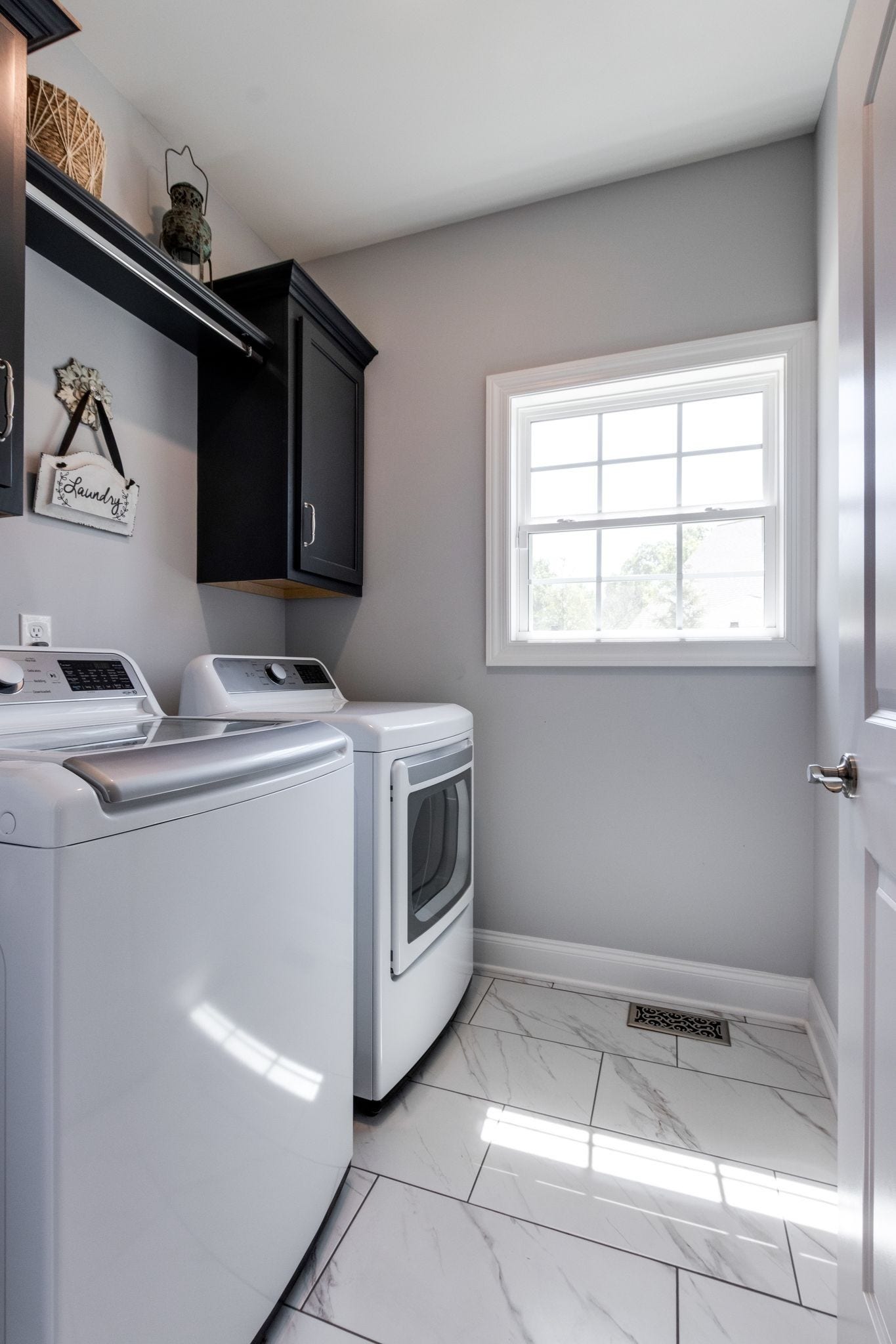 366 Lexington Cir, Manchester, TN 37355 Laundry room with built in cabinets and hanging rod!