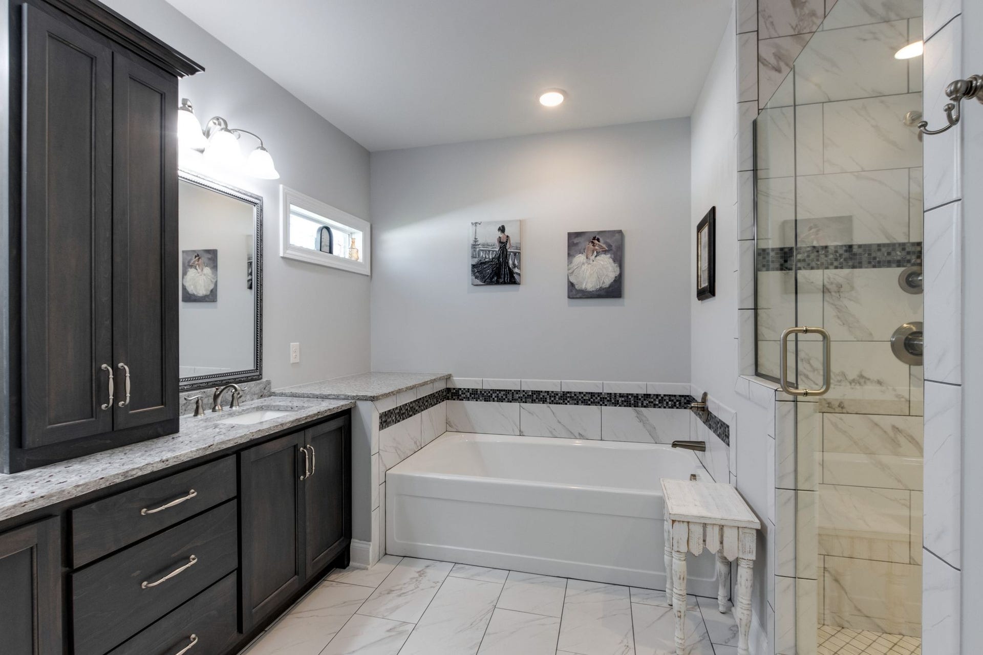 366 Lexington Cir, Manchester, TN 37355 Stunning primary bathroom with nice soaking tub and walk in shower!