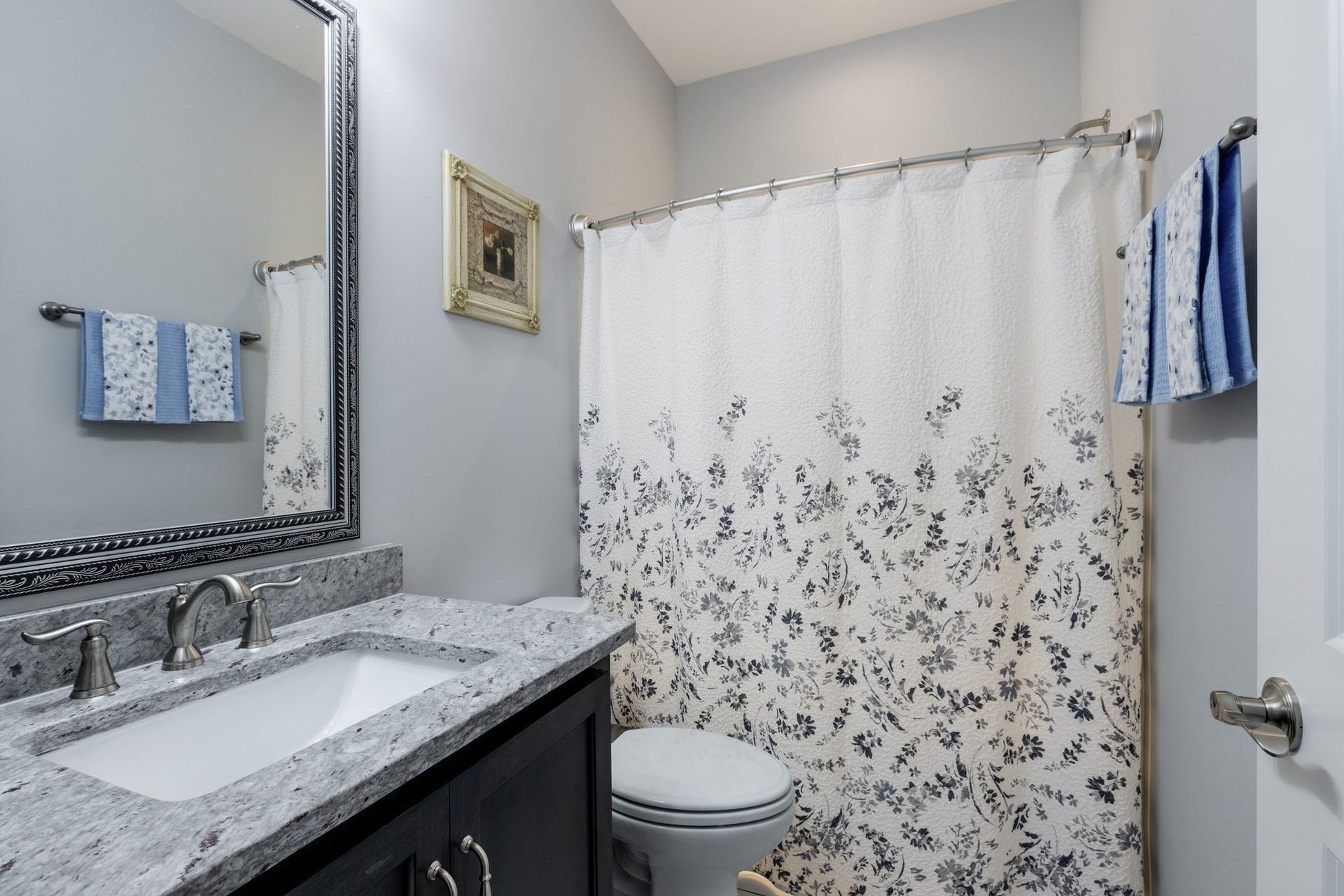 366 Lexington Cir, Manchester, TN 37355 Downstairs bathroom with granite counters!