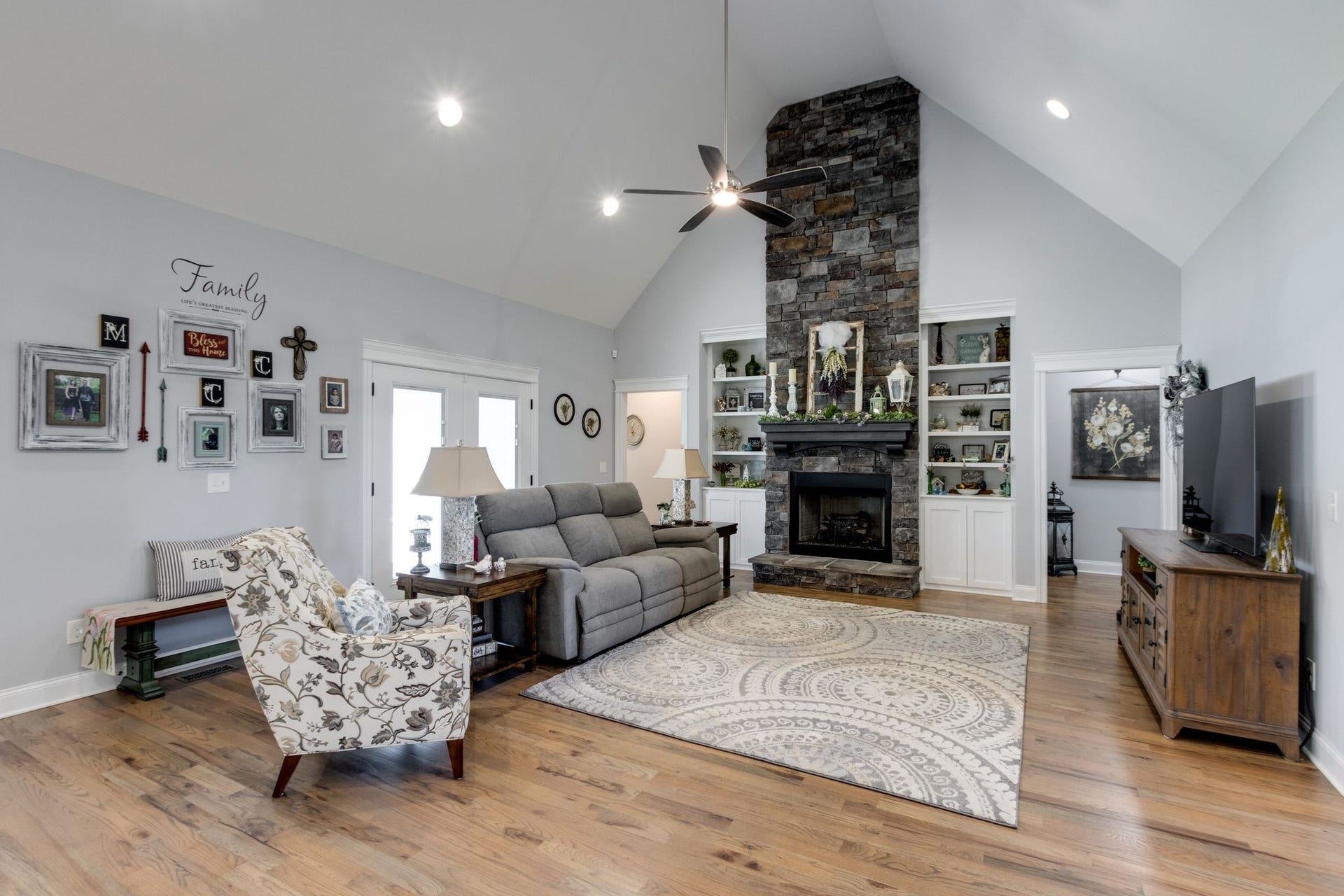 366 Lexington Cir, Manchester, TN 37355 Large living room with fireplace spanning to the ceiling