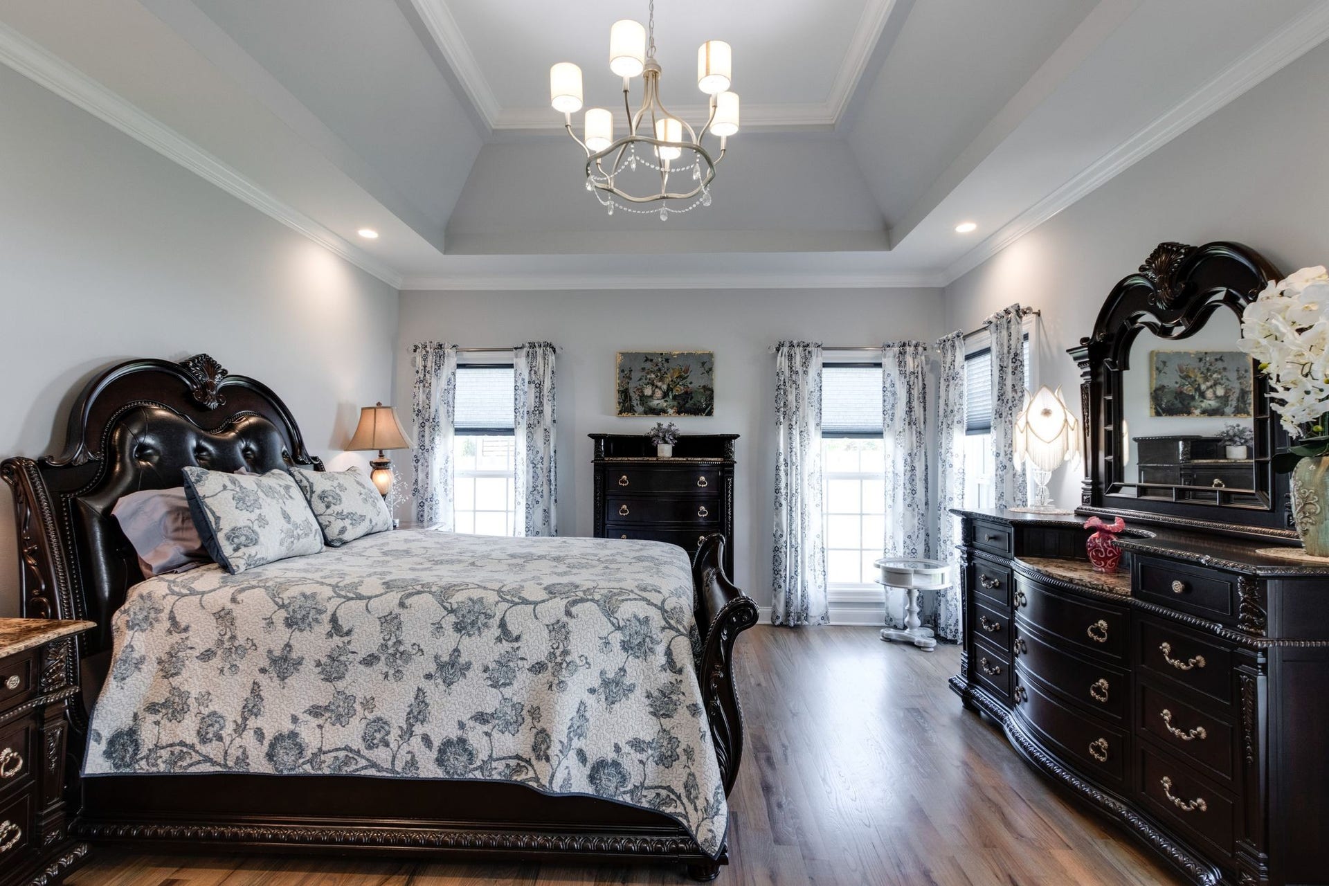 366 Lexington Cir, Manchester, TN 37355 Primary bedroom with double trey ceiling and crown molding