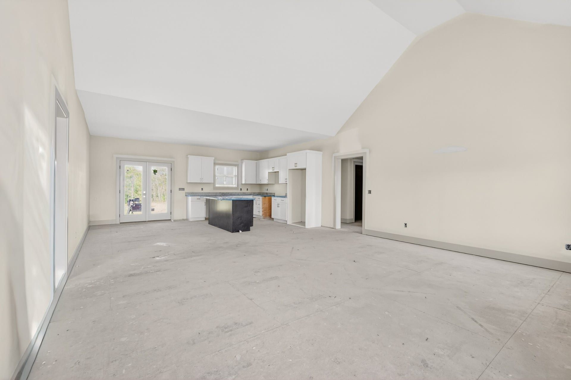 521 Powell Hollow Rd, Shelbyville, TN 37160 High ceilings open this space even more