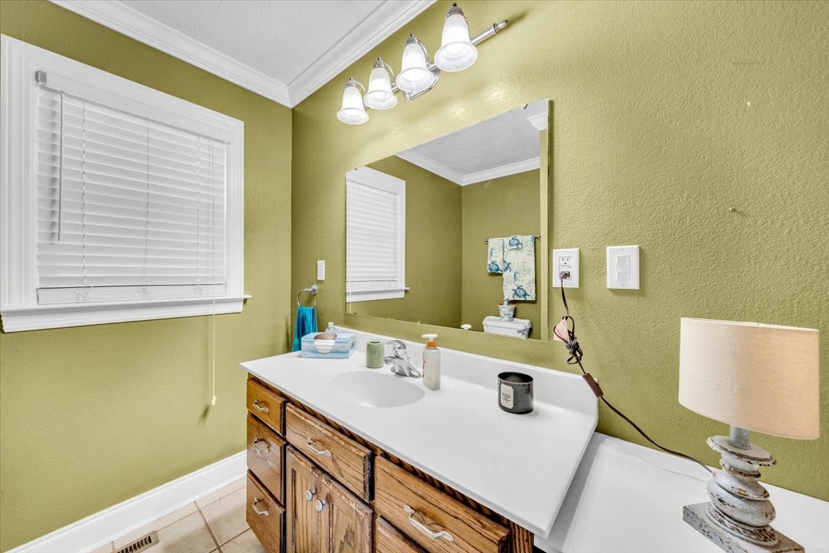 1006 Evins St, Manchester, TN 37355 1006 Evins St, Manchester, TN 37355