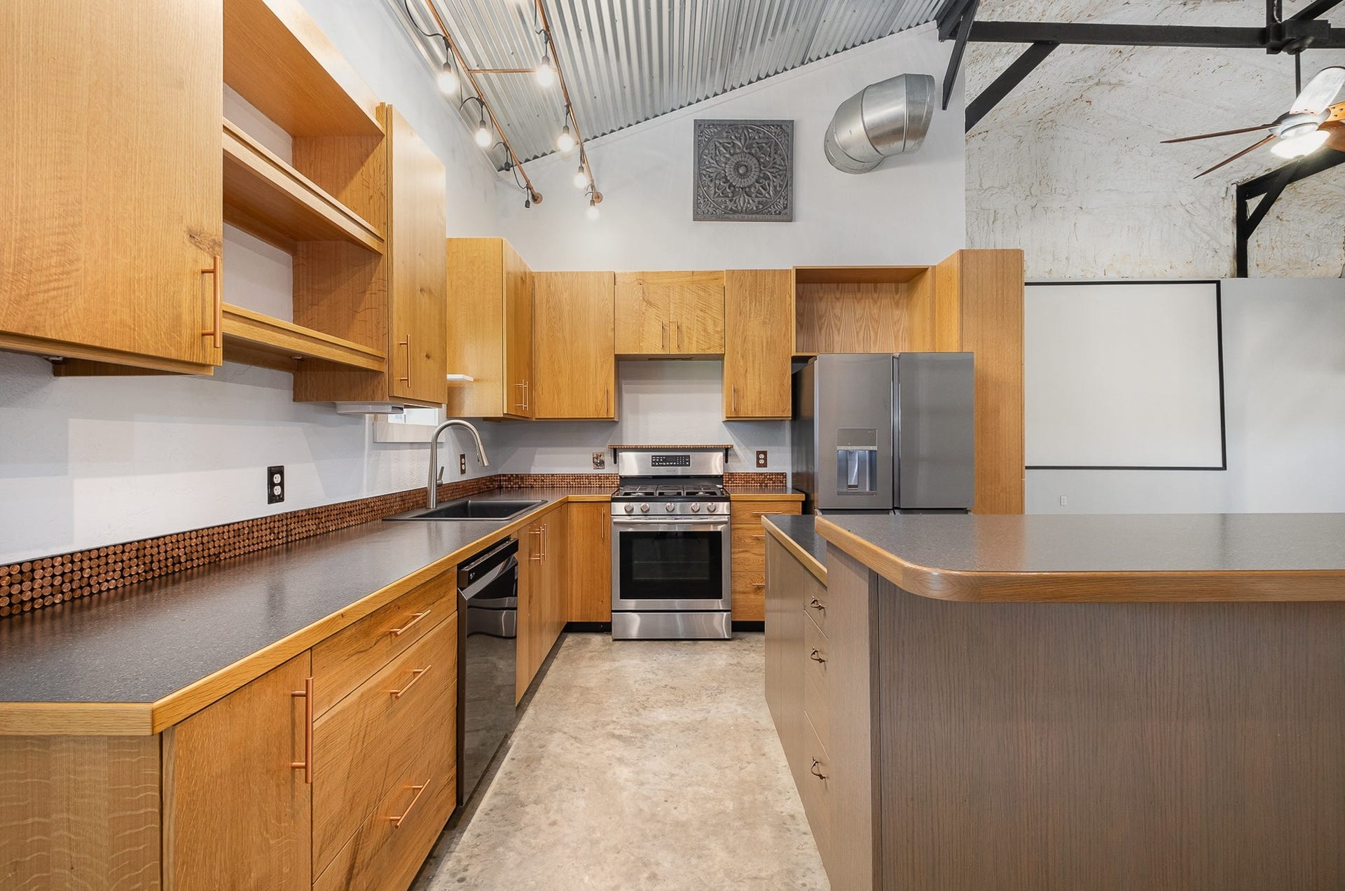 129 Highway 82 East, Bell Buckle, TN 37020 Well appointed with newer stainless appliances, a farmhouse style sink, and distinctive trim details, this kitchen is a highlight of the property. And just look at all the cabinet storage and counter space.