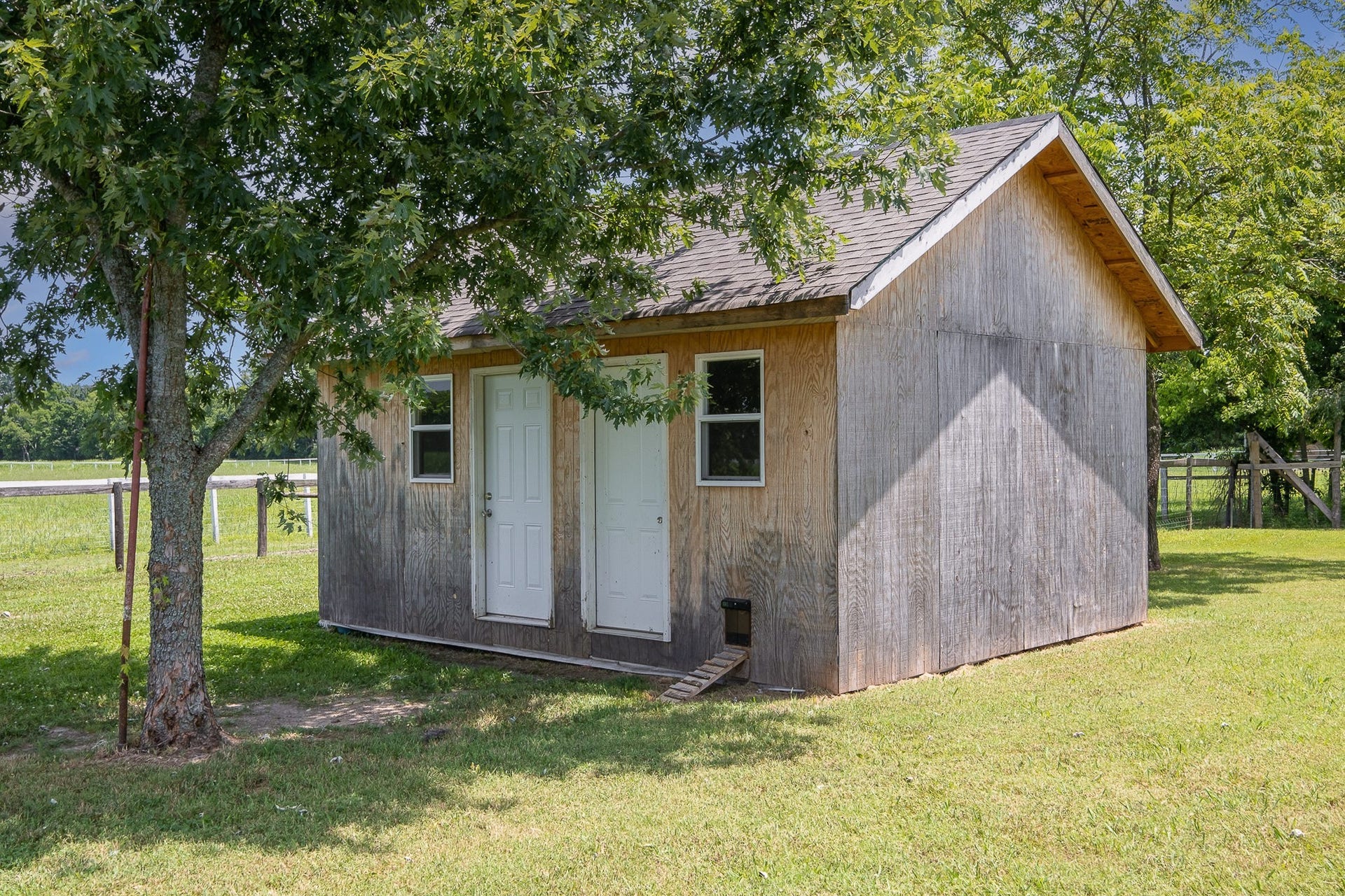 129 Highway 82 East, Bell Buckle, TN 37020 Outside we find an included 15 ft x 20 ft shed that is already configured for use as 1/2 chicken coop and 1/2 tool / equipment storage. Bring your chickens and hobbies because this one has room for both!