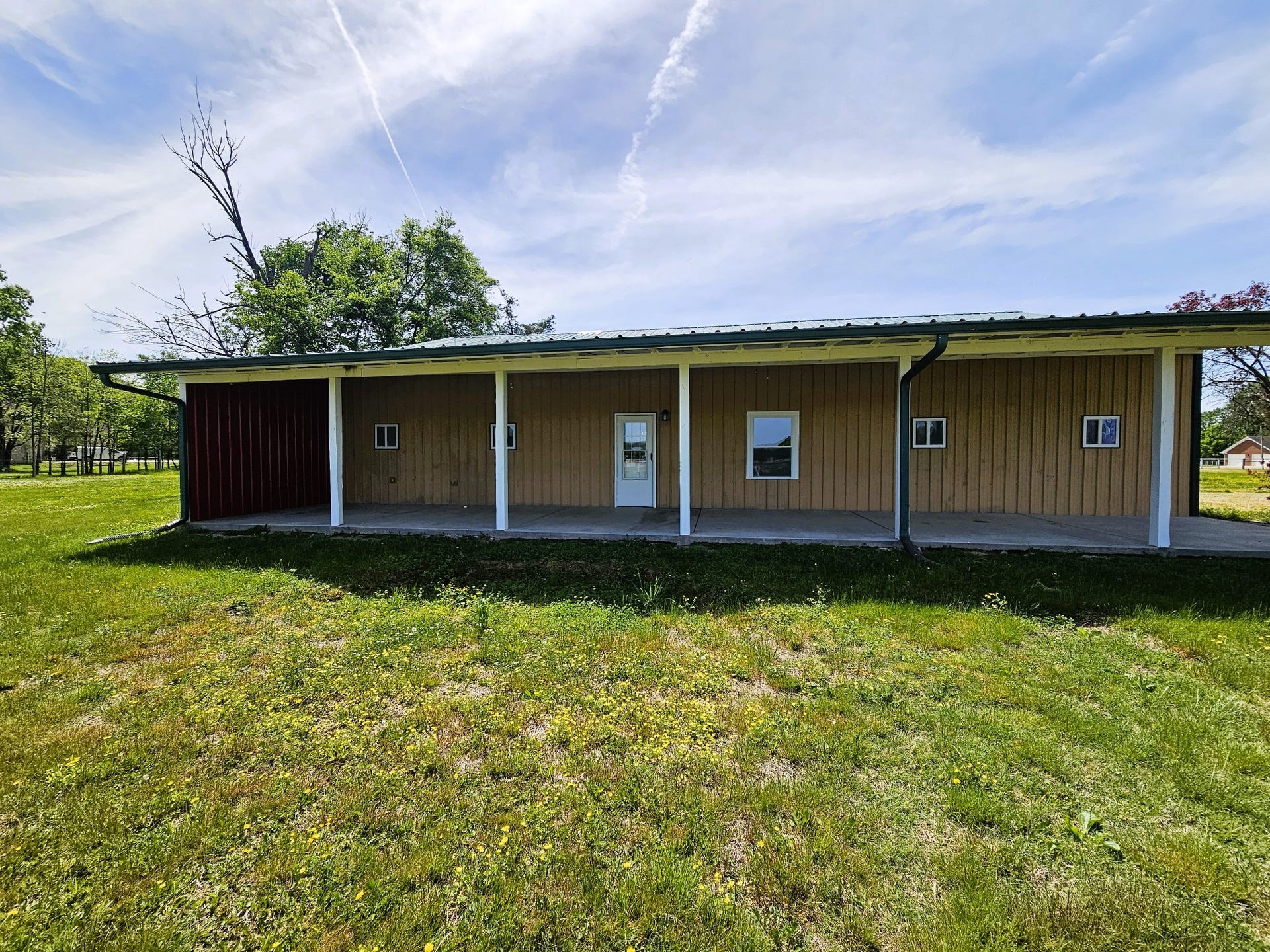 129 Highway 82 East, Bell Buckle, TN 37020 Look at that AMAZING covered porch! It also got a new metal roof and is a great place to grab some shade. Maybe you kick back in some rocking chairs and enjoy some home made ice cream. How nice does that sound?