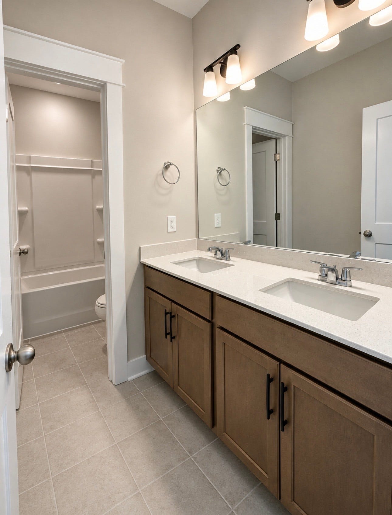 2905 Biloxi Ct, Murfreesboro, TN 37129 2nd story full bathroom
